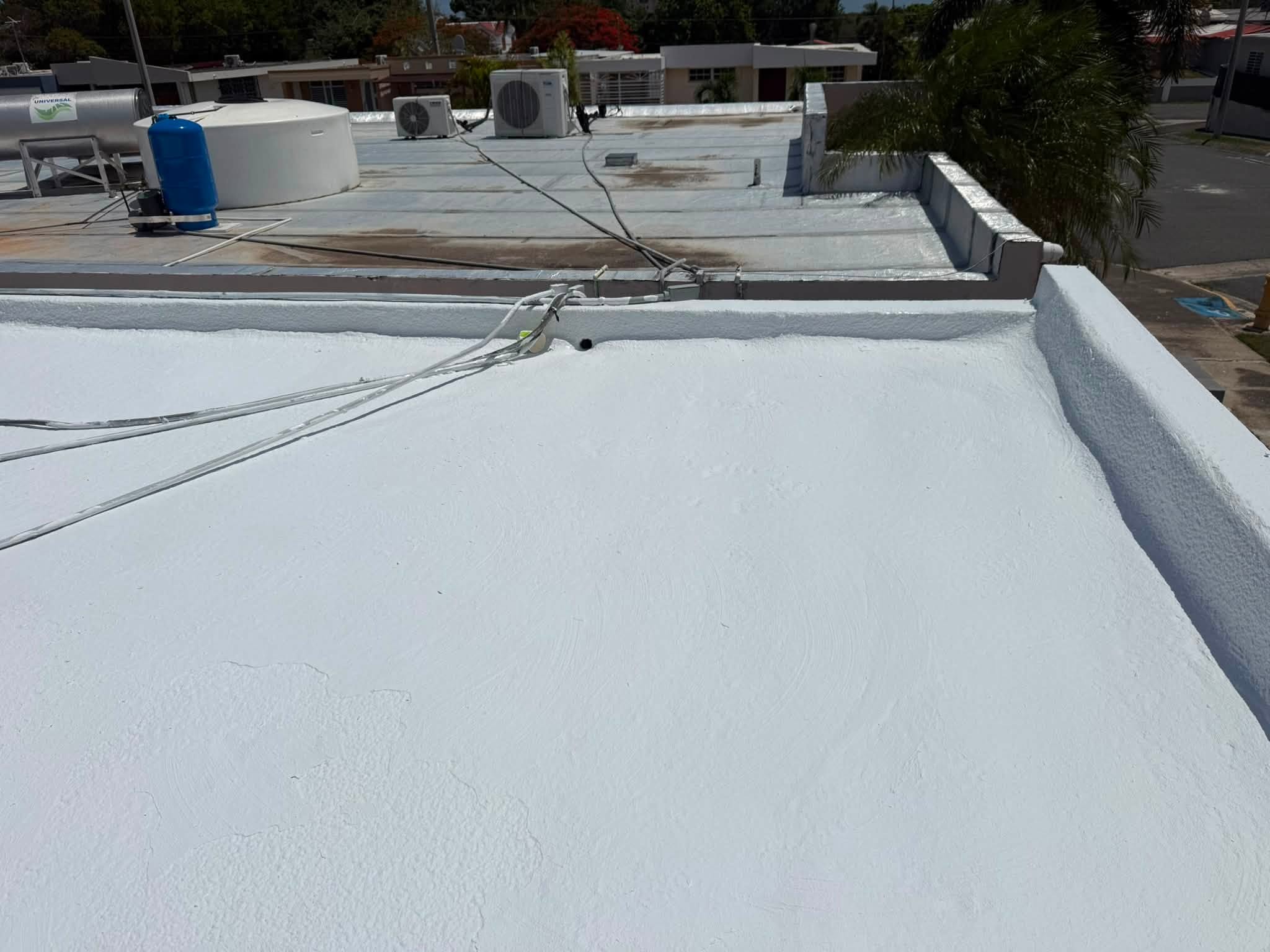 Acabado de sellado de techo por Ledey Lawn Care