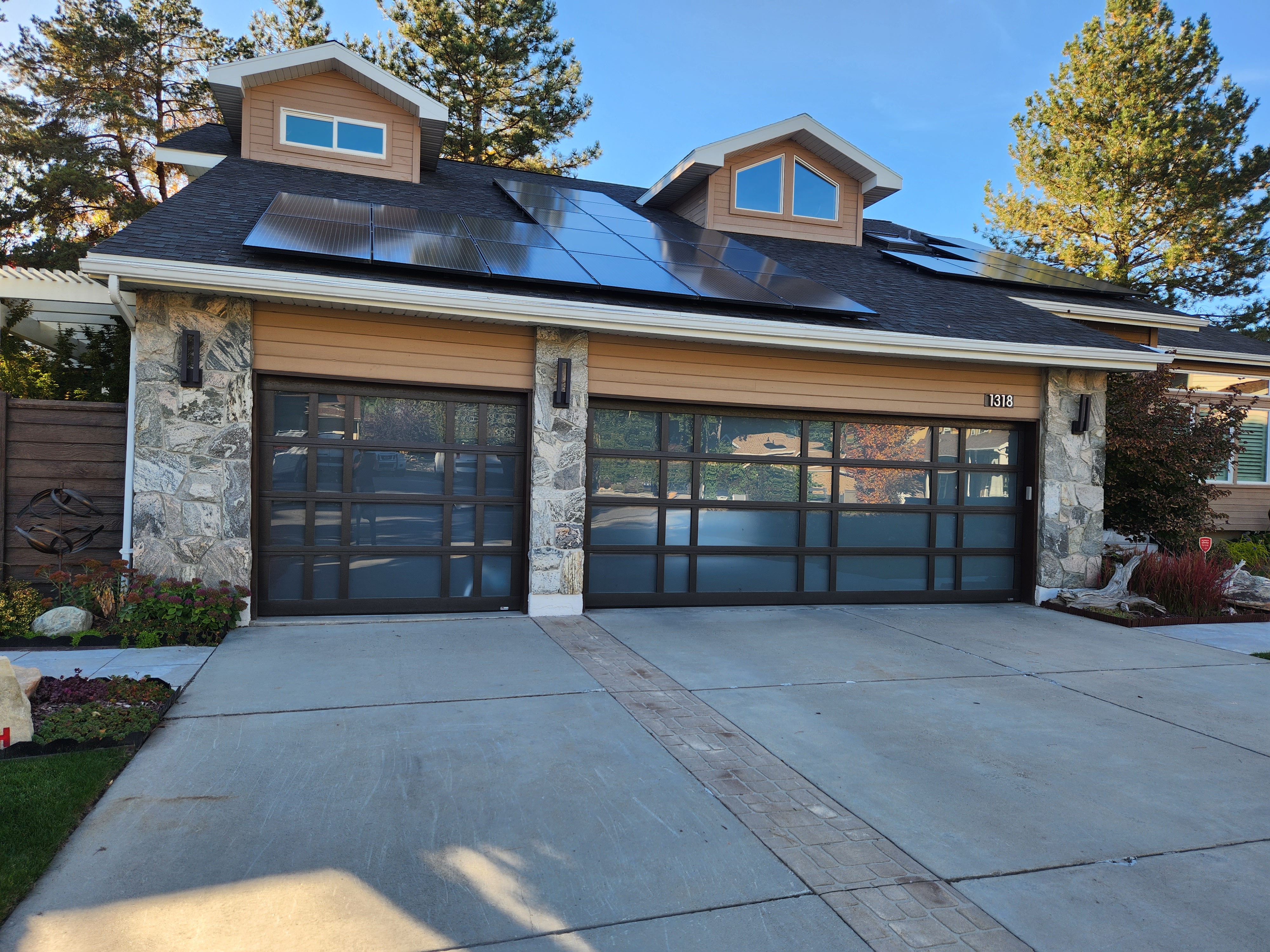 Before and after garage door replacement in Saratoga Springs, Utah