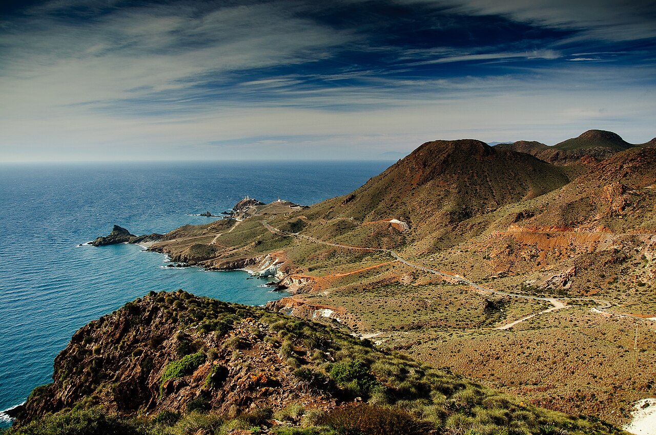 Costa de Cabo de Gata, Almería — acantilados volcánicos sobre el Mediterráneo