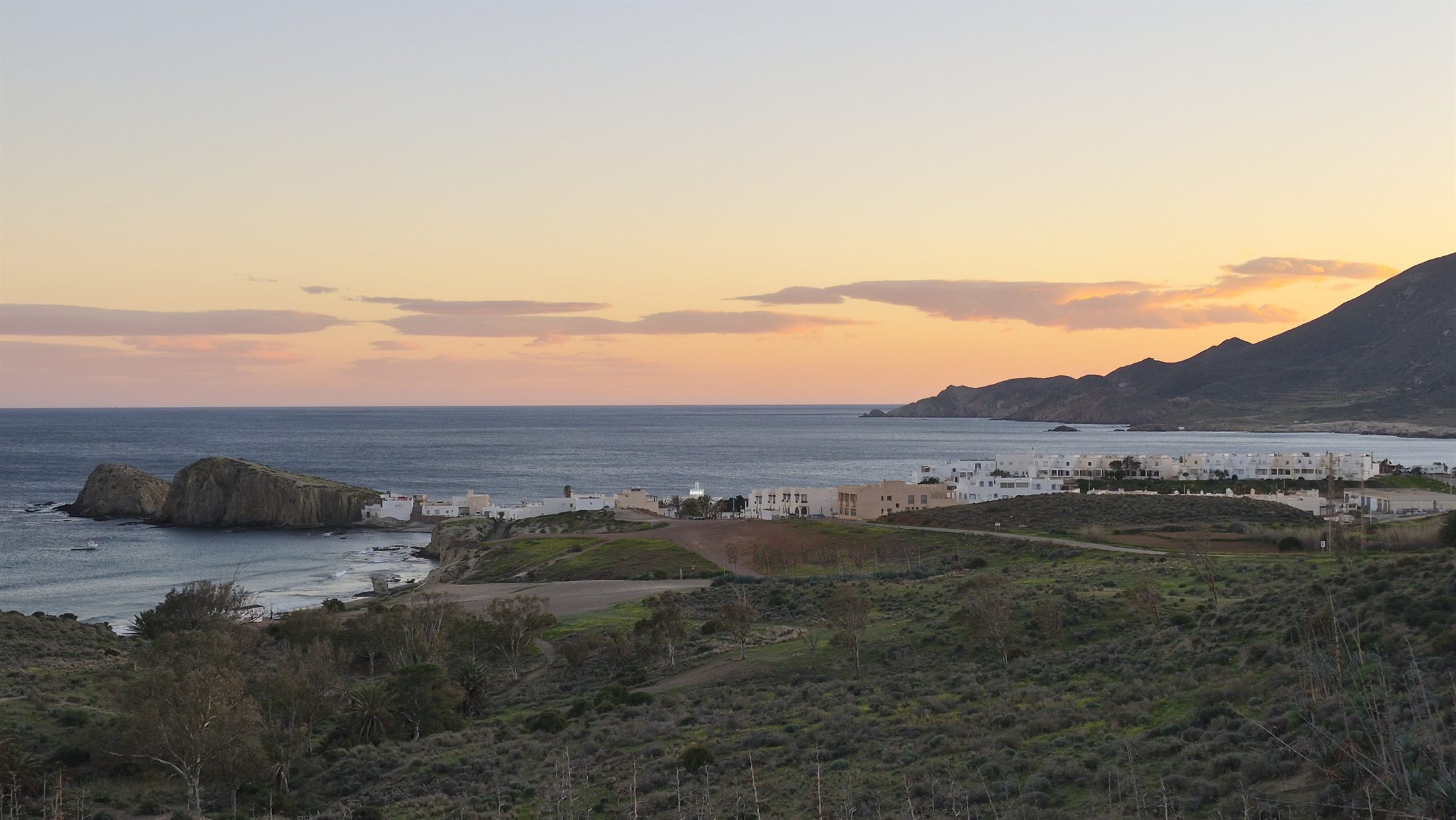 Costa de Cabo de Gata, Almería — acantilados volcánicos sobre el Mediterráneo