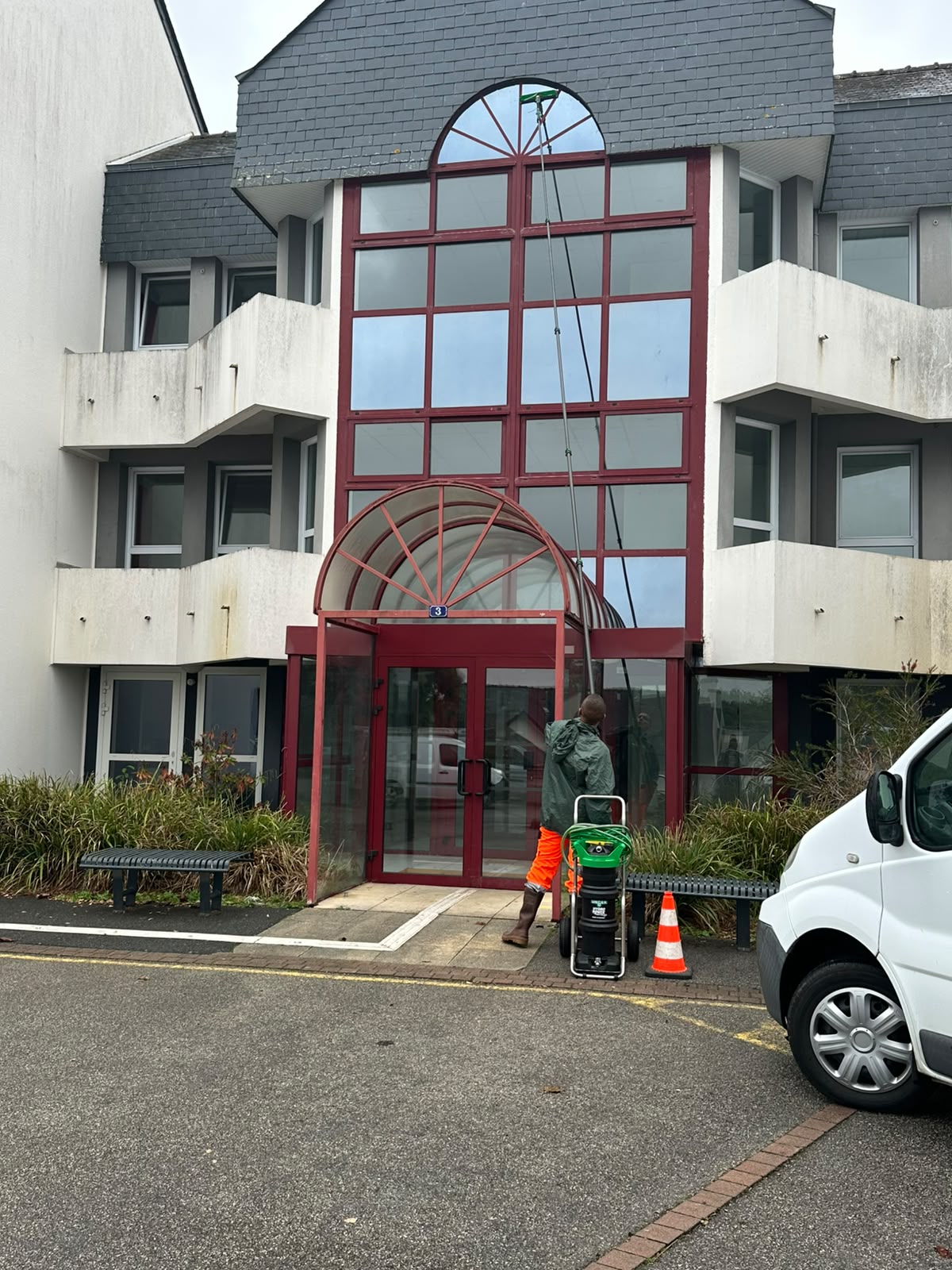 nettoyage de façade et de vitres à la perche sur un immeuble dans le Morbihan