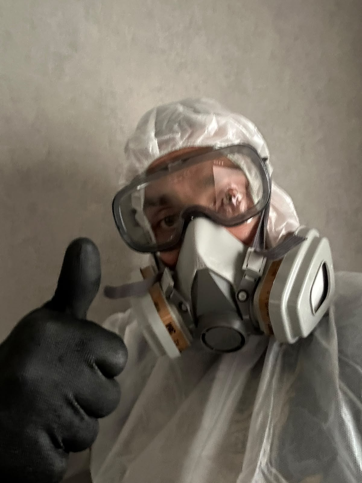 désinfection intervenant en combinaison et masque de protection Morbihan