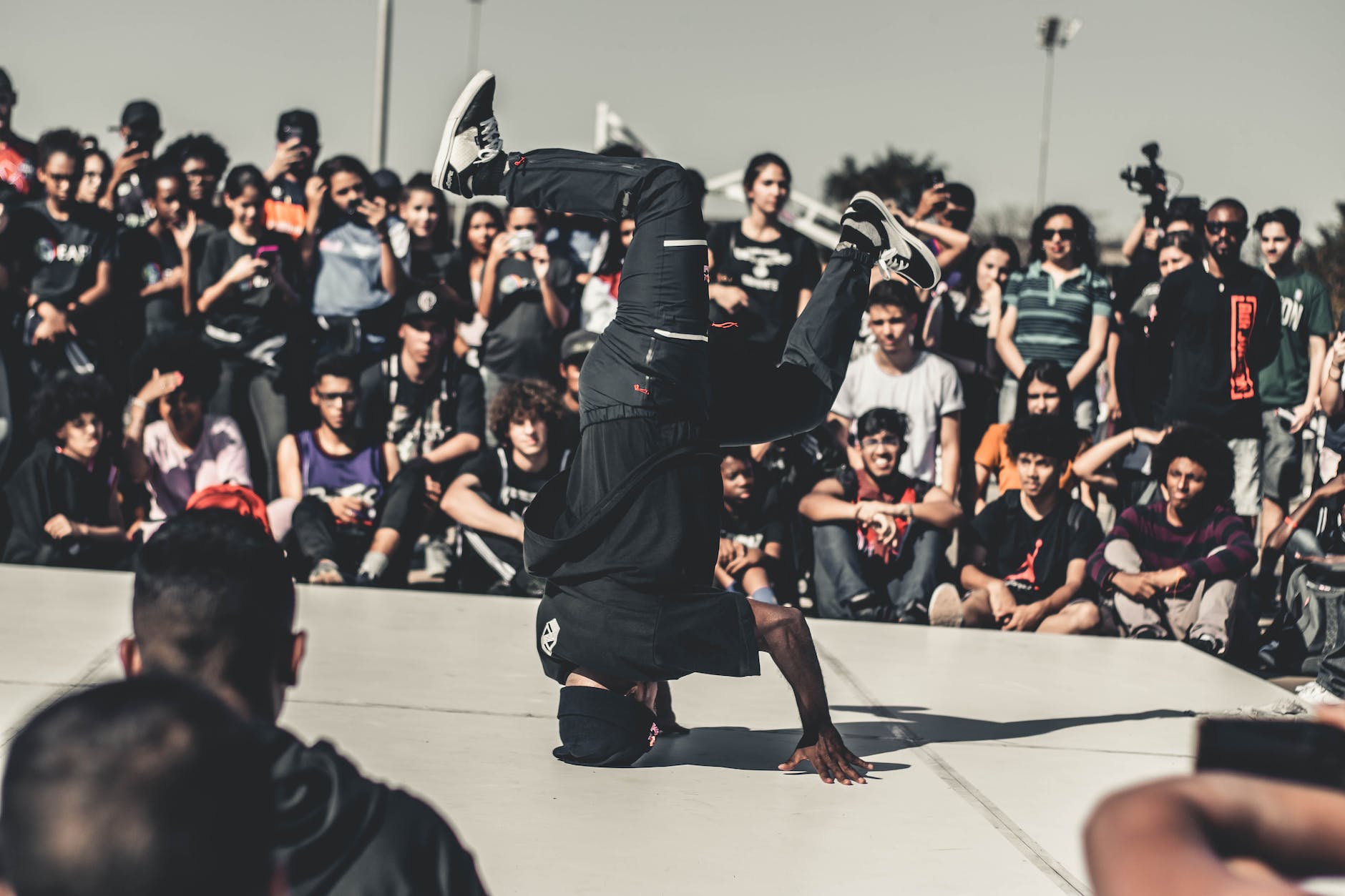 Image: Dancer spinning on his head