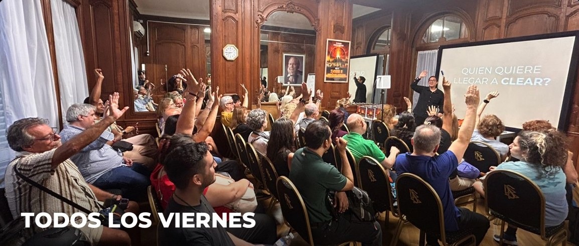 Conferencia de Dianetics de los viernes, el público levanta la mano para llegar a Clear