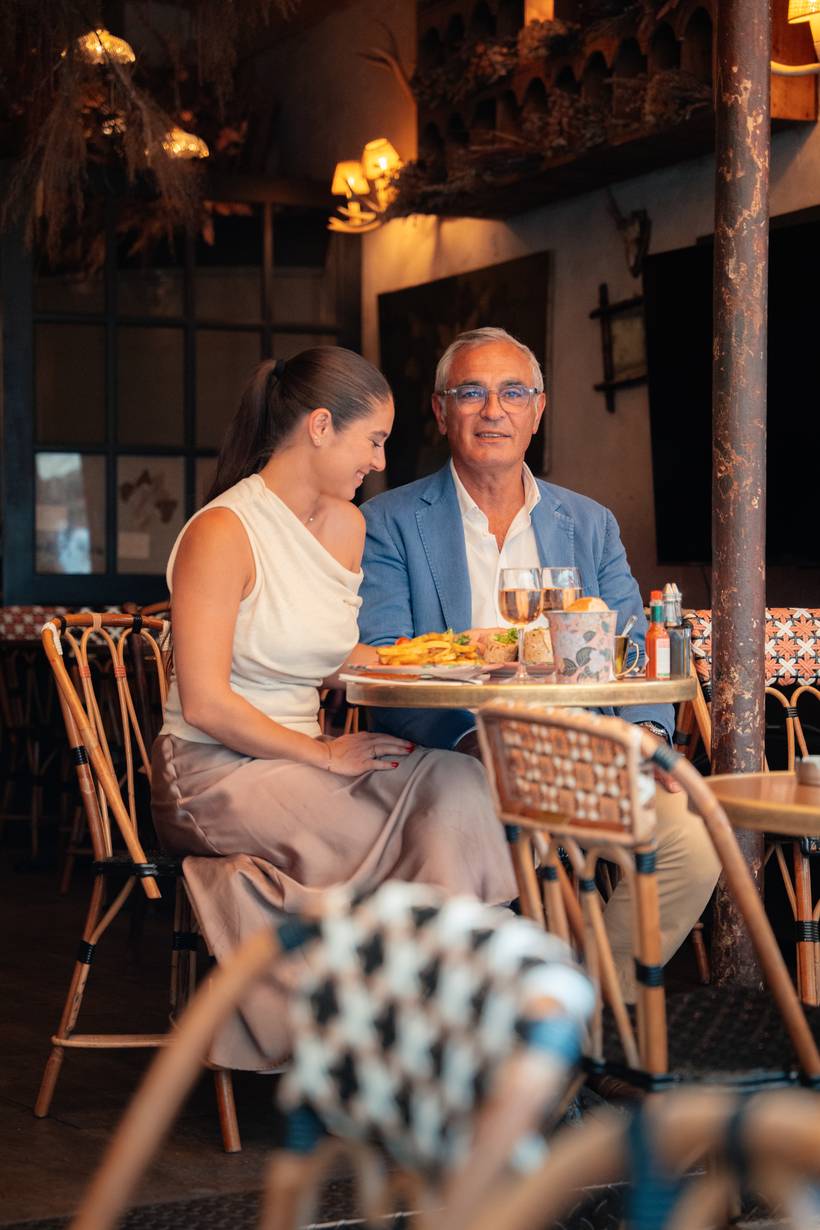 Couple attablé au Petit Premier, rue Montorgueil à Paris