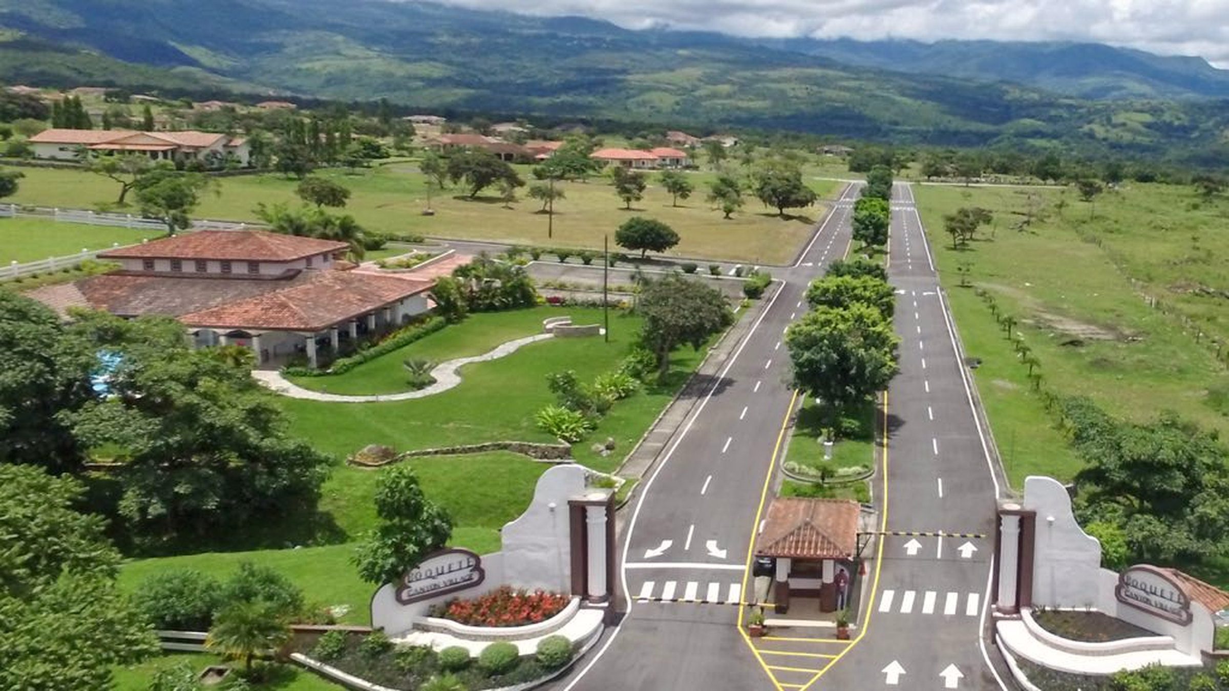 Entrada y vista aérea de Boquete Canyon Village