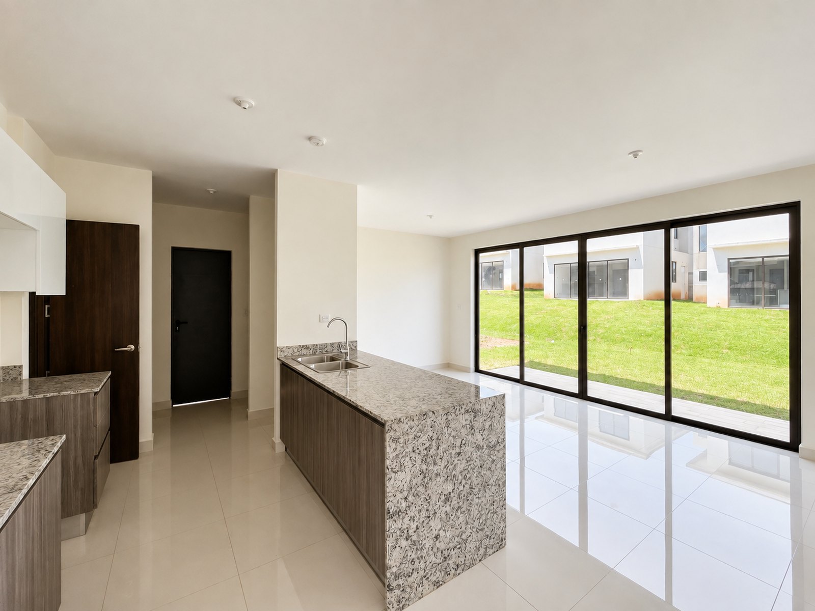 Cocina y área social del modelo San Diego en Riverview Costa Verde