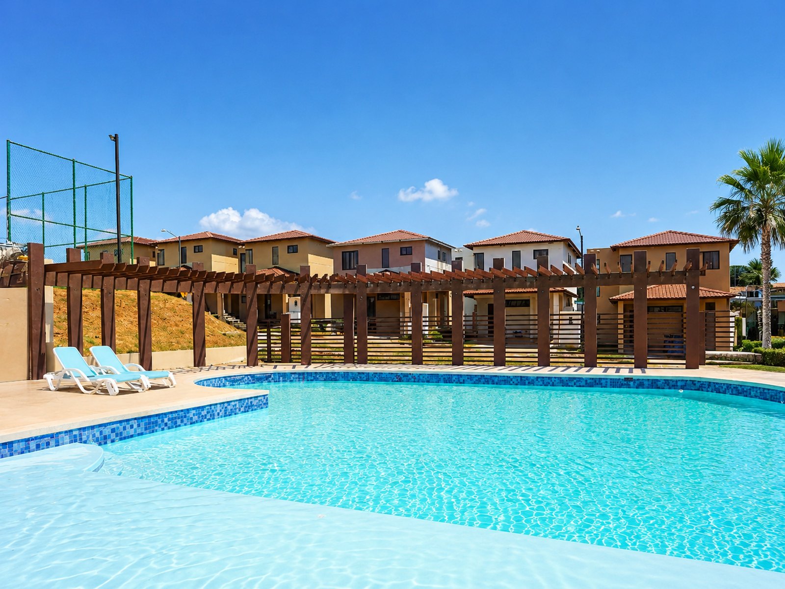 Piscina de las áreas sociales de Riverview en Costa Verde