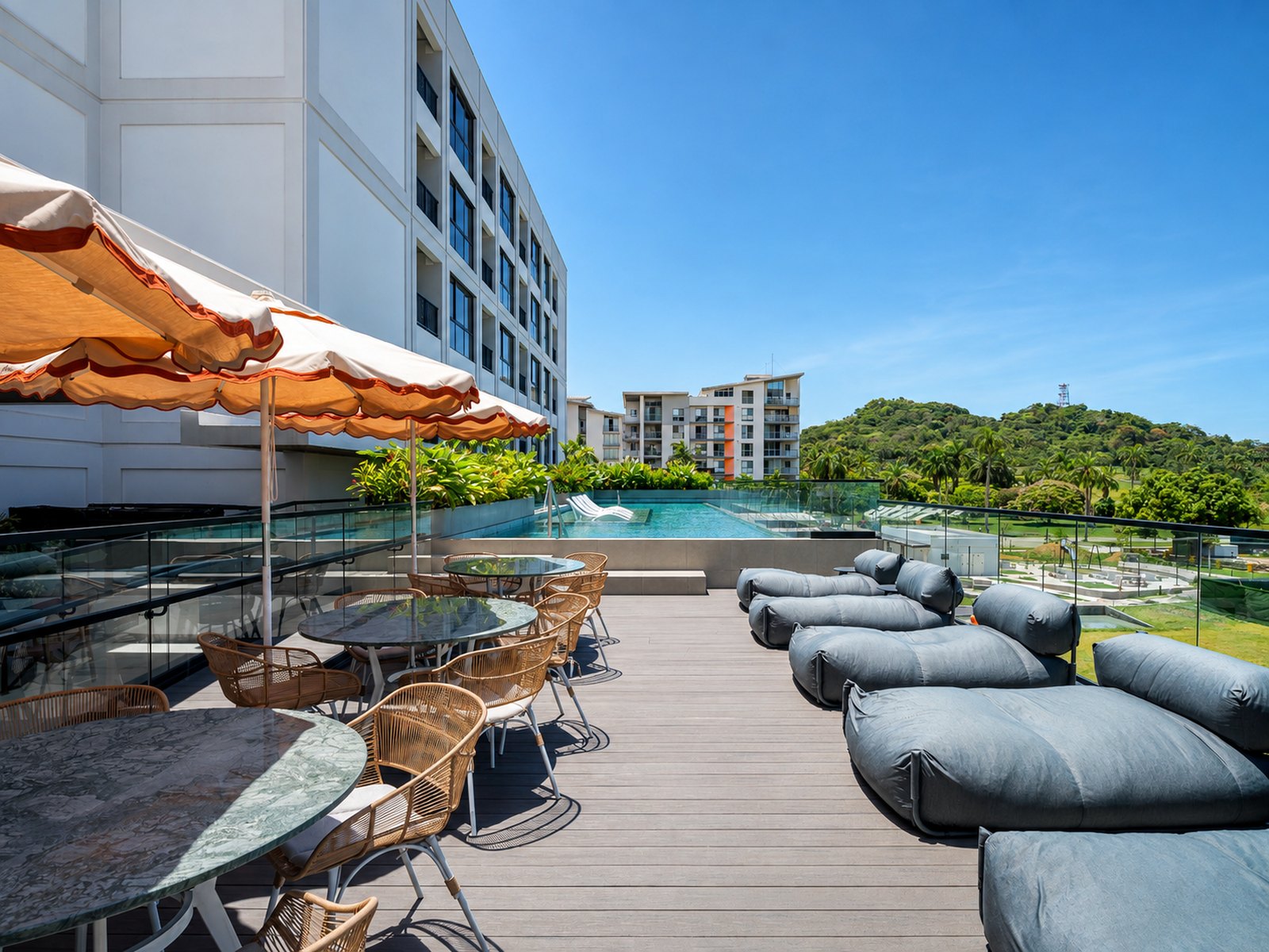 Piscina y terraza de Cëntriqo en Panamá Pacífico
