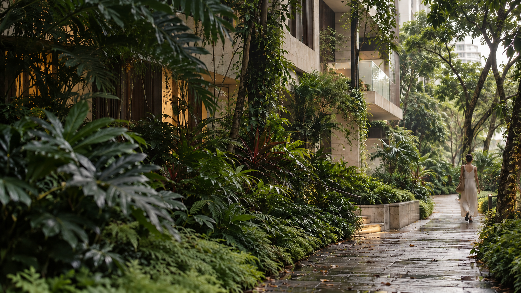 Mujer caminando entre arquitectura residencial y vegetación tropical