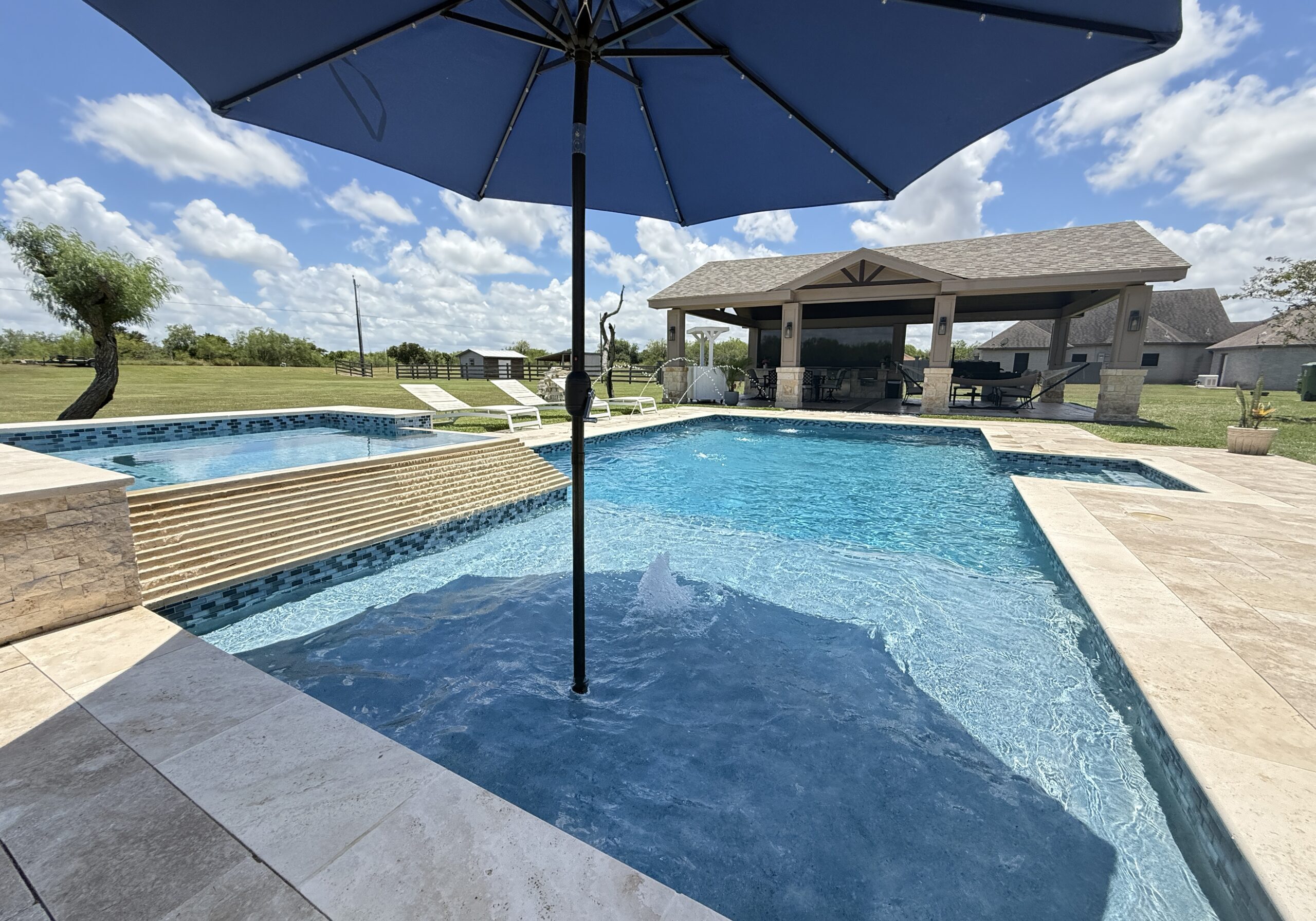 Custom pool with attached spa and sun shelf in Midland, TX Custom pool with attached spa and sun shelf in Midland, TX