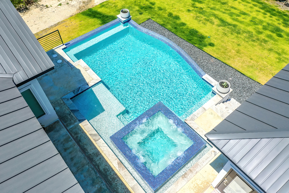 Custom pool with attached spa and sun shelf in Midland, TX Custom pool with attached spa and sun shelf in Midland, TX