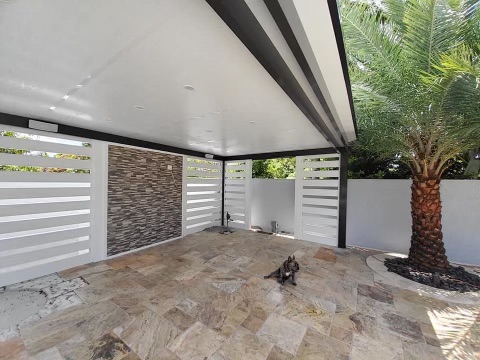 Trying to choose between an attached or freestanding pergola? Learn the pros, cons, costs, and best options for South Florida backyards.