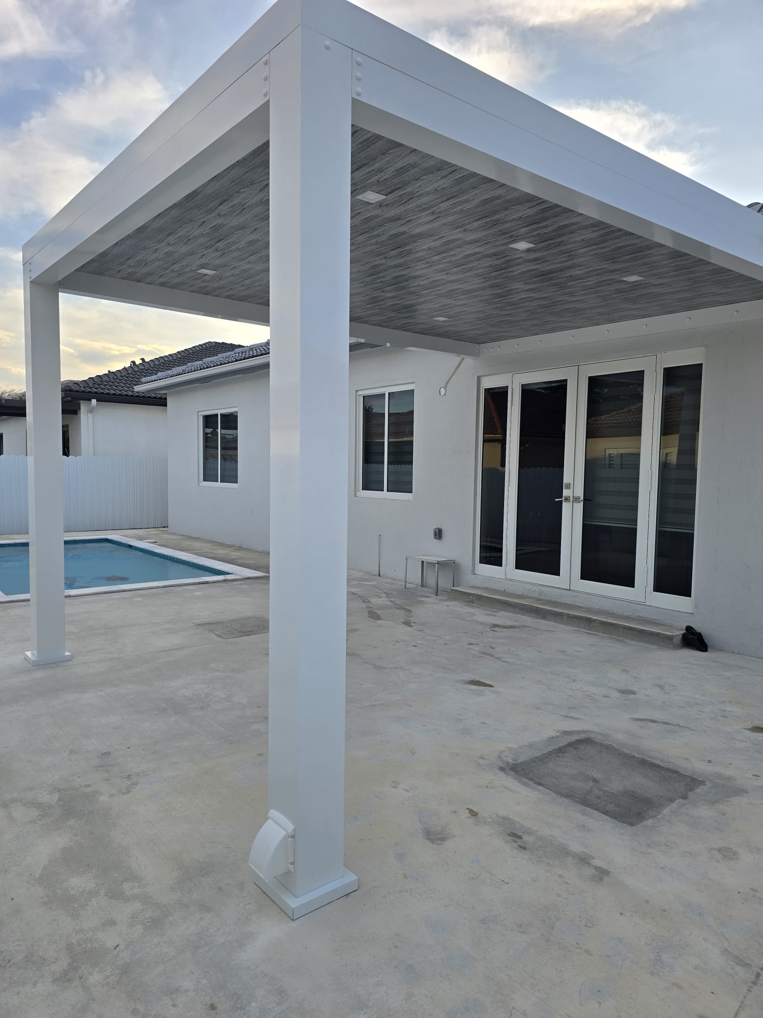 Learn how homeowners in Coral Springs are transforming basic concrete patios into custom outdoor living spaces with pergolas, kitchens, and modern finishes.