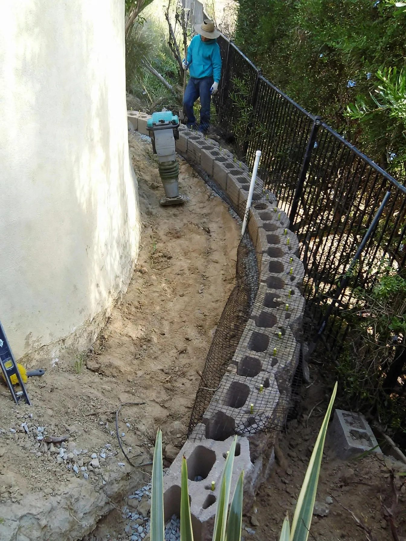 Curved block retaining wall along a narrow side yard