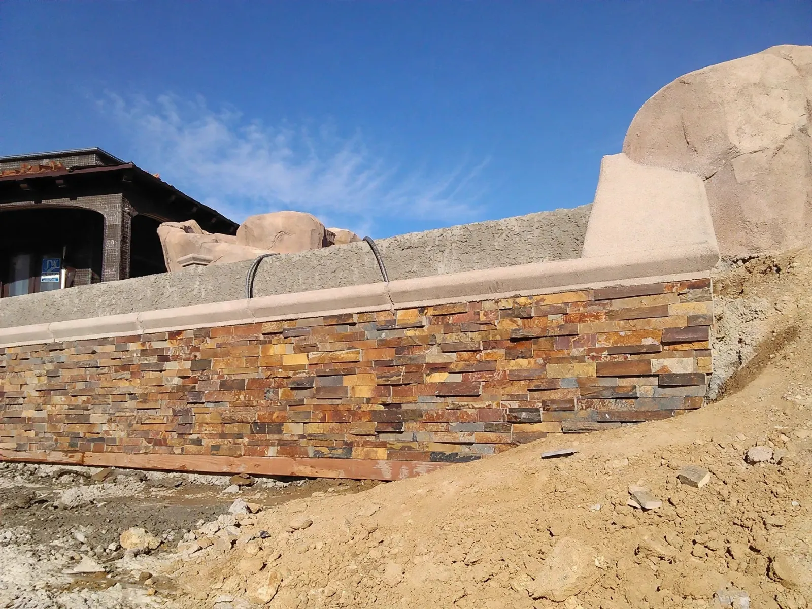 Stacked stone wall with a smooth concrete cap