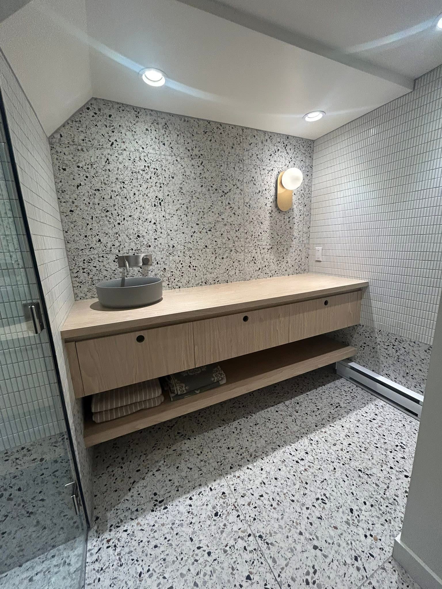 Vanité sur mesure — rénovation salle de bain à Lachenaie par Les Constructions Gadbois