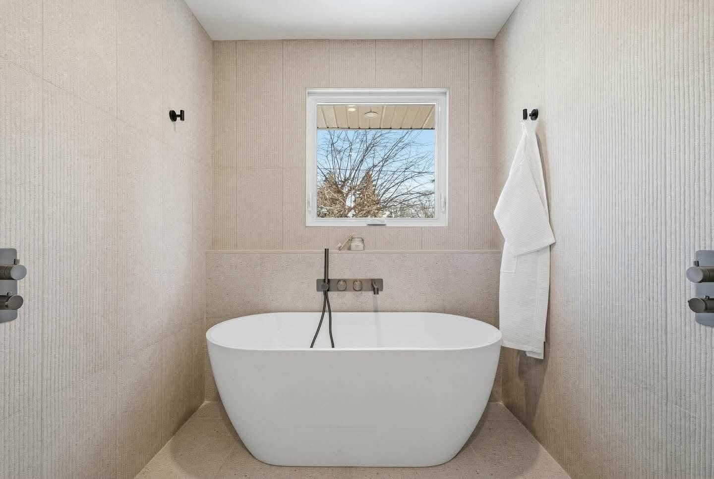 Rénovation salle de bain à Repentigny par Les Constructions Gadbois — finition haut de gamme