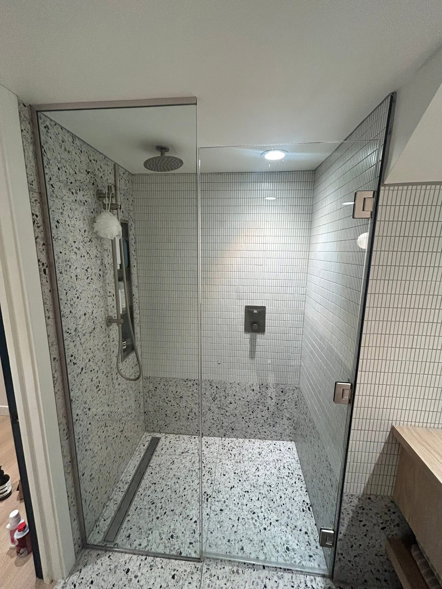 Douche à l'italienne — rénovation salle de bain à Lachenaie par Les Constructions Gadbois