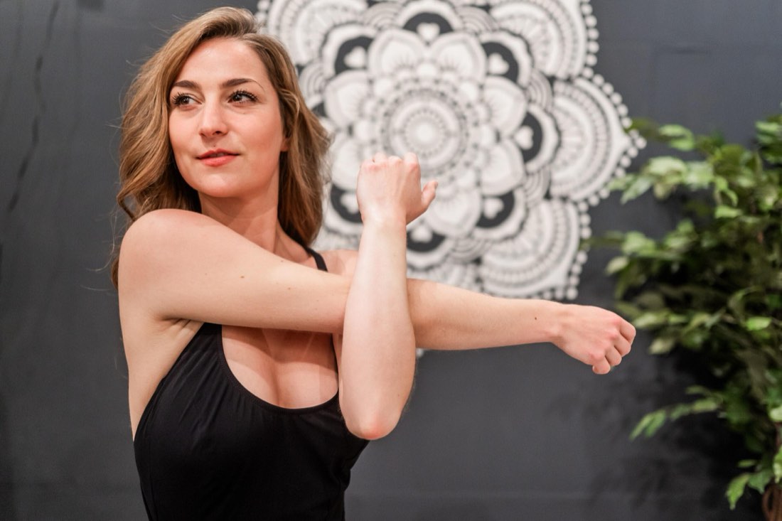 Ontspannen vrouw in de studio van Cool Rush, rustige blik, natuurlijk licht