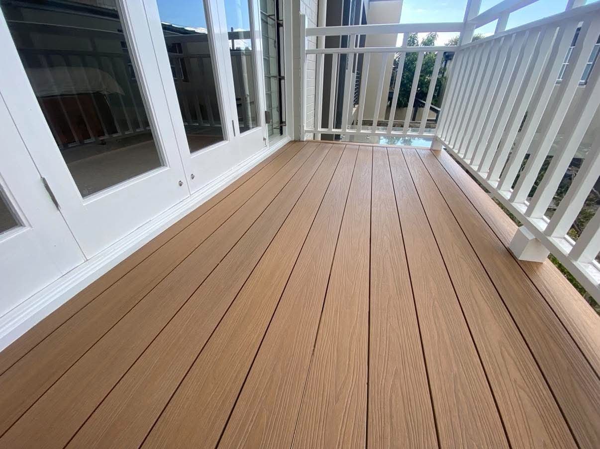 Corner balcony deck