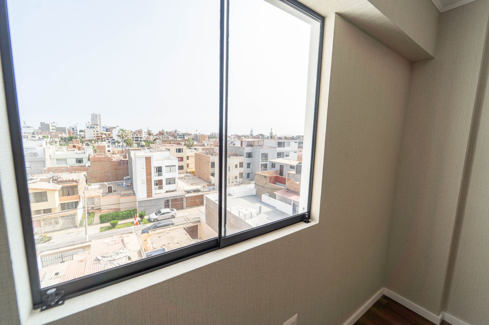 Sala con balcón