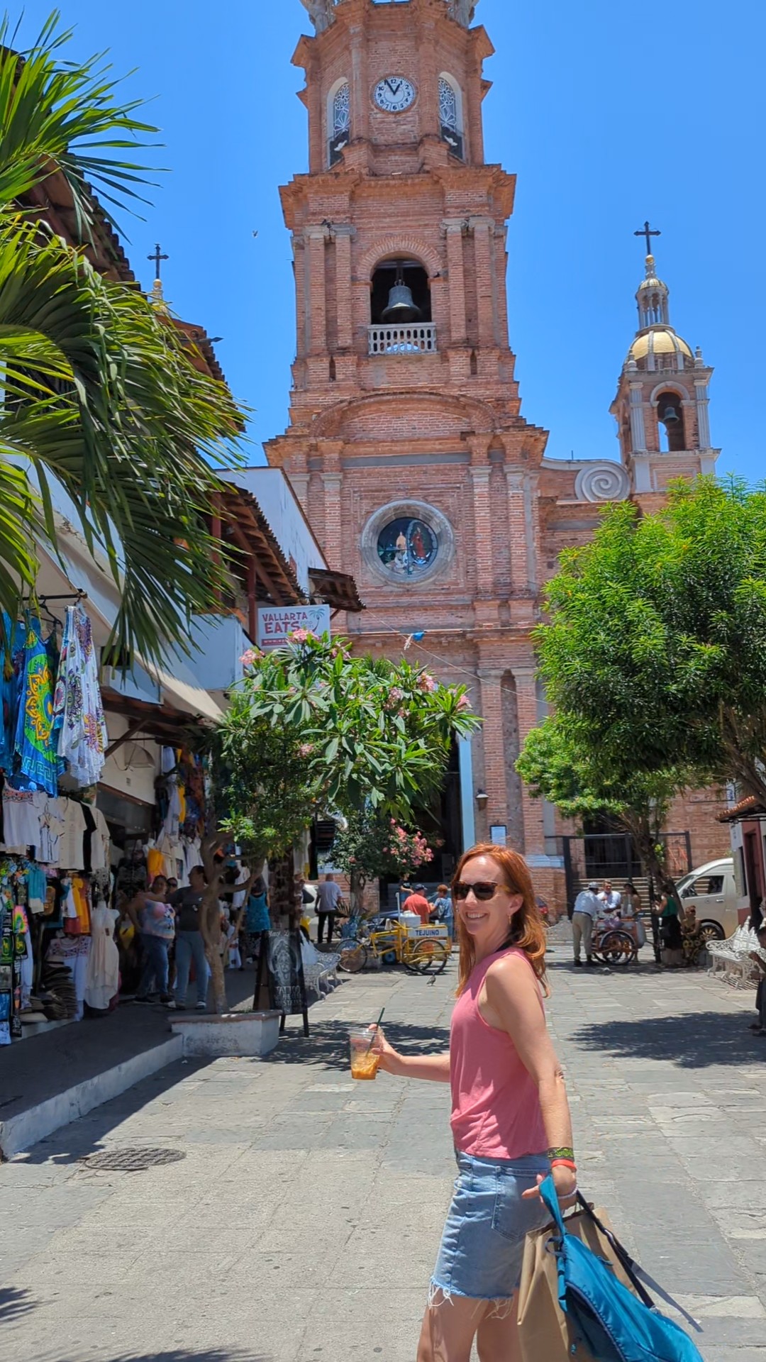 Eli devant la cathédrale de Puerto Vallarta