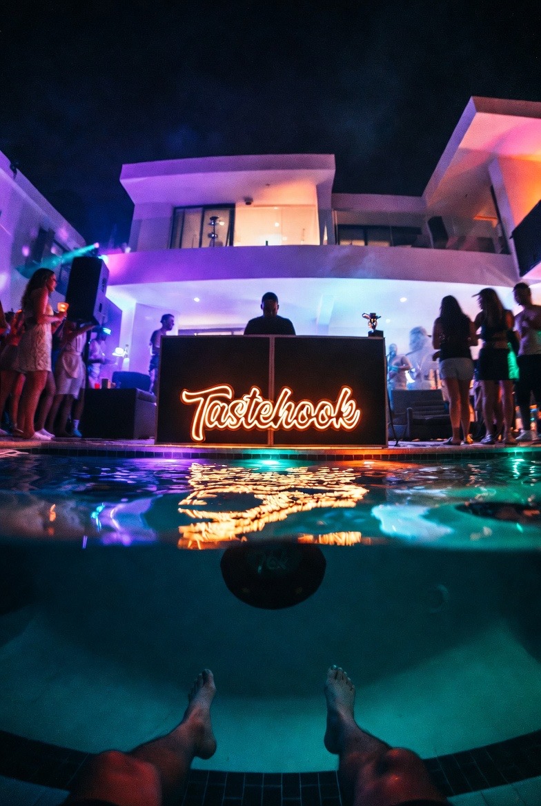Tastehook pool party