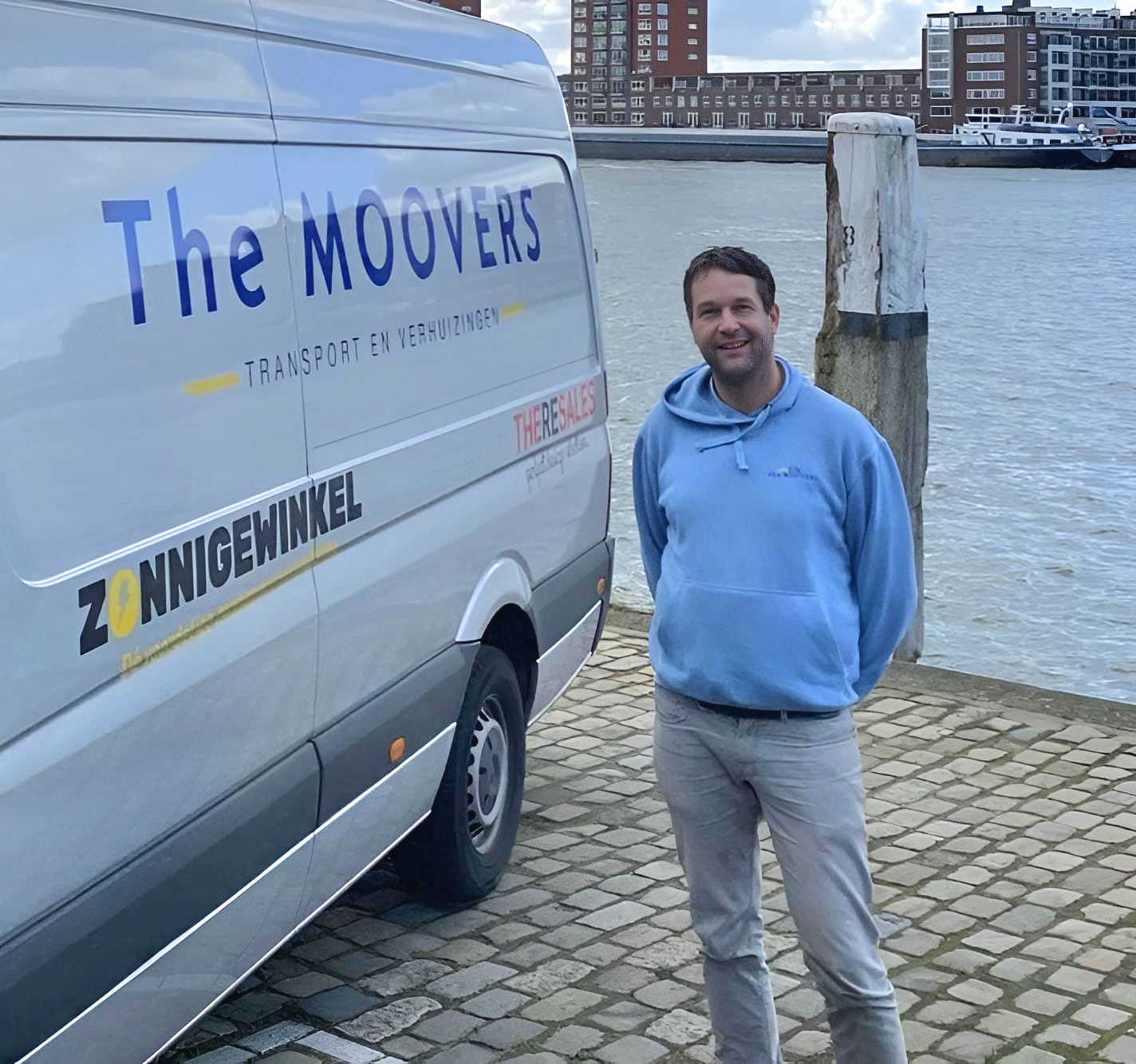 Eigenaar The Moovers Transport bij zijn bus