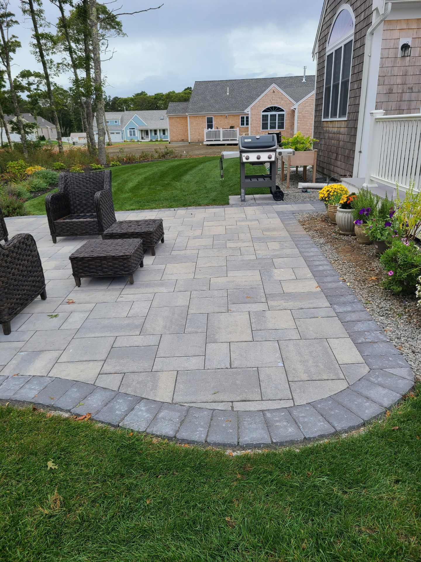 Cape Cod landscape maintenance and lawn edging