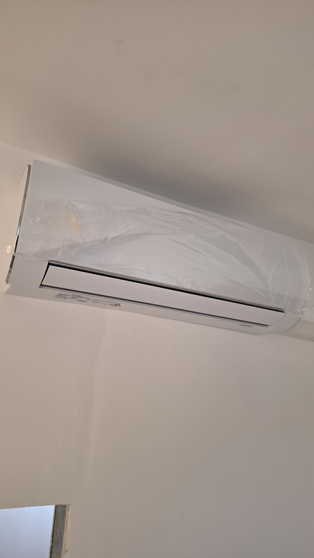 Beltéri klímaegység telepítve, védőfóliával