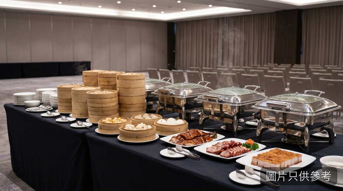 整齊嘅到會自助餐枱，蒸籠同保溫爐具擺放有序，場面專業