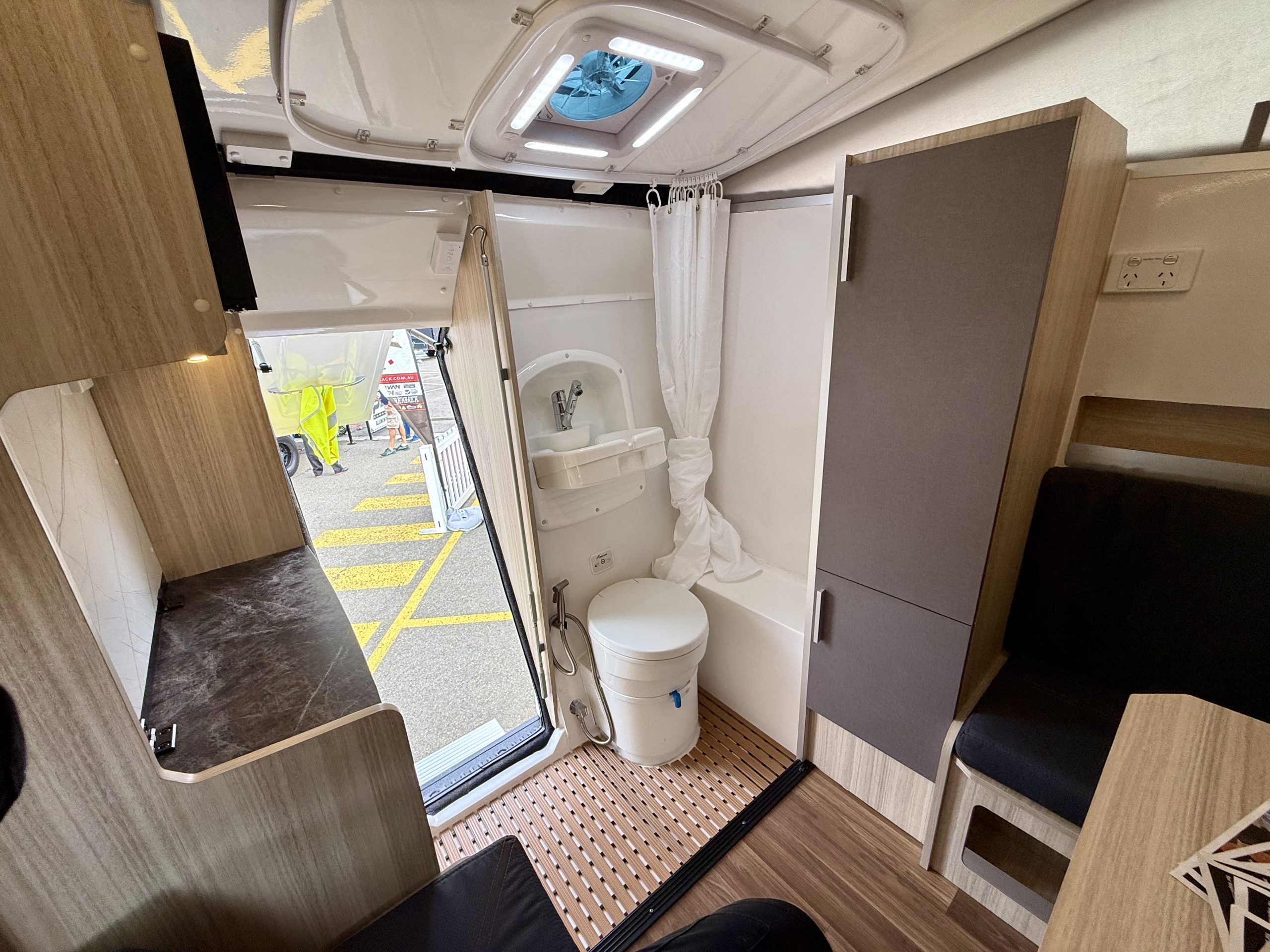 UteCabin Stealth Class gallery image 9
