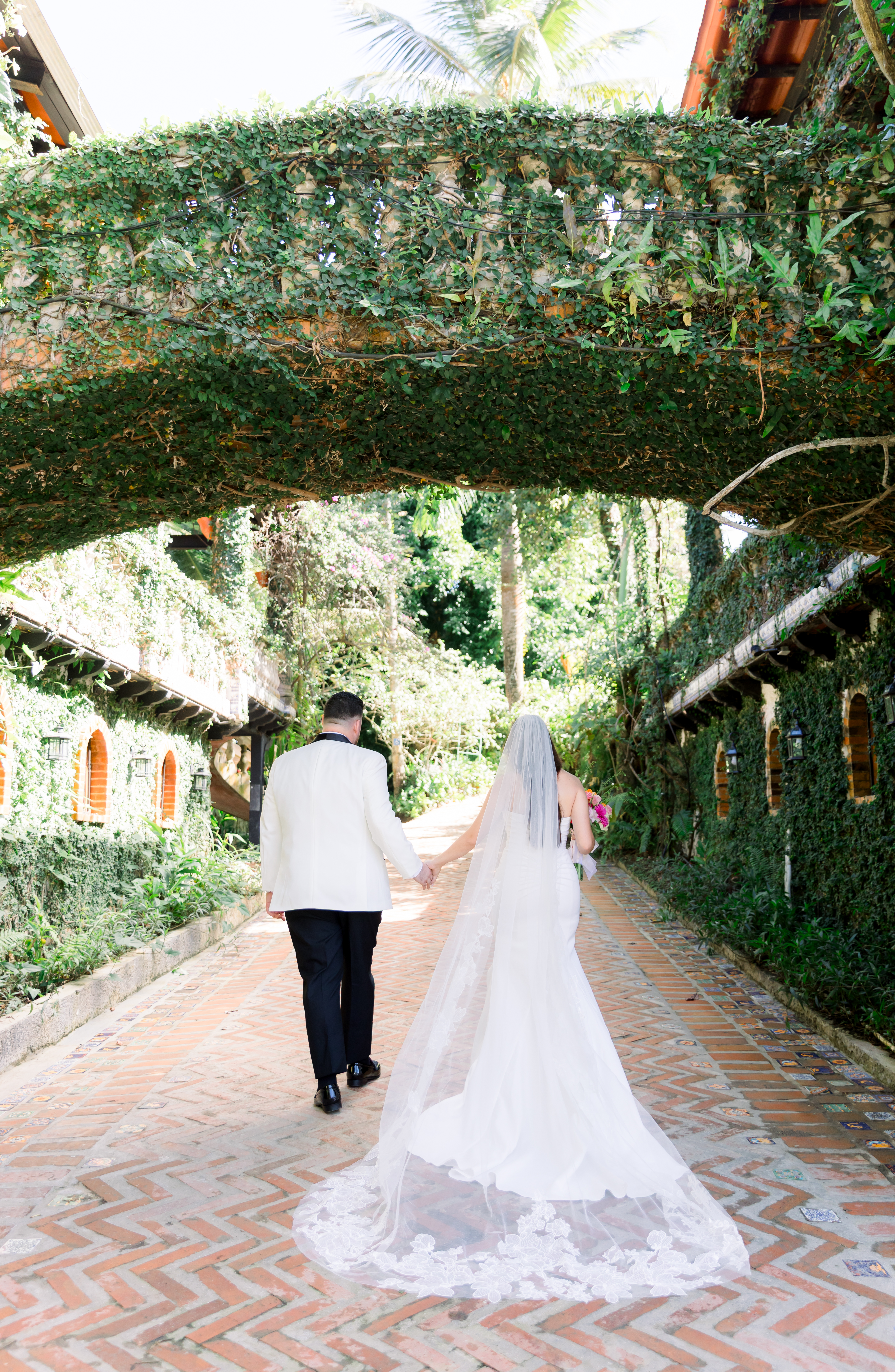 Sillas de boda decoradas con flores en Puerto Rico
