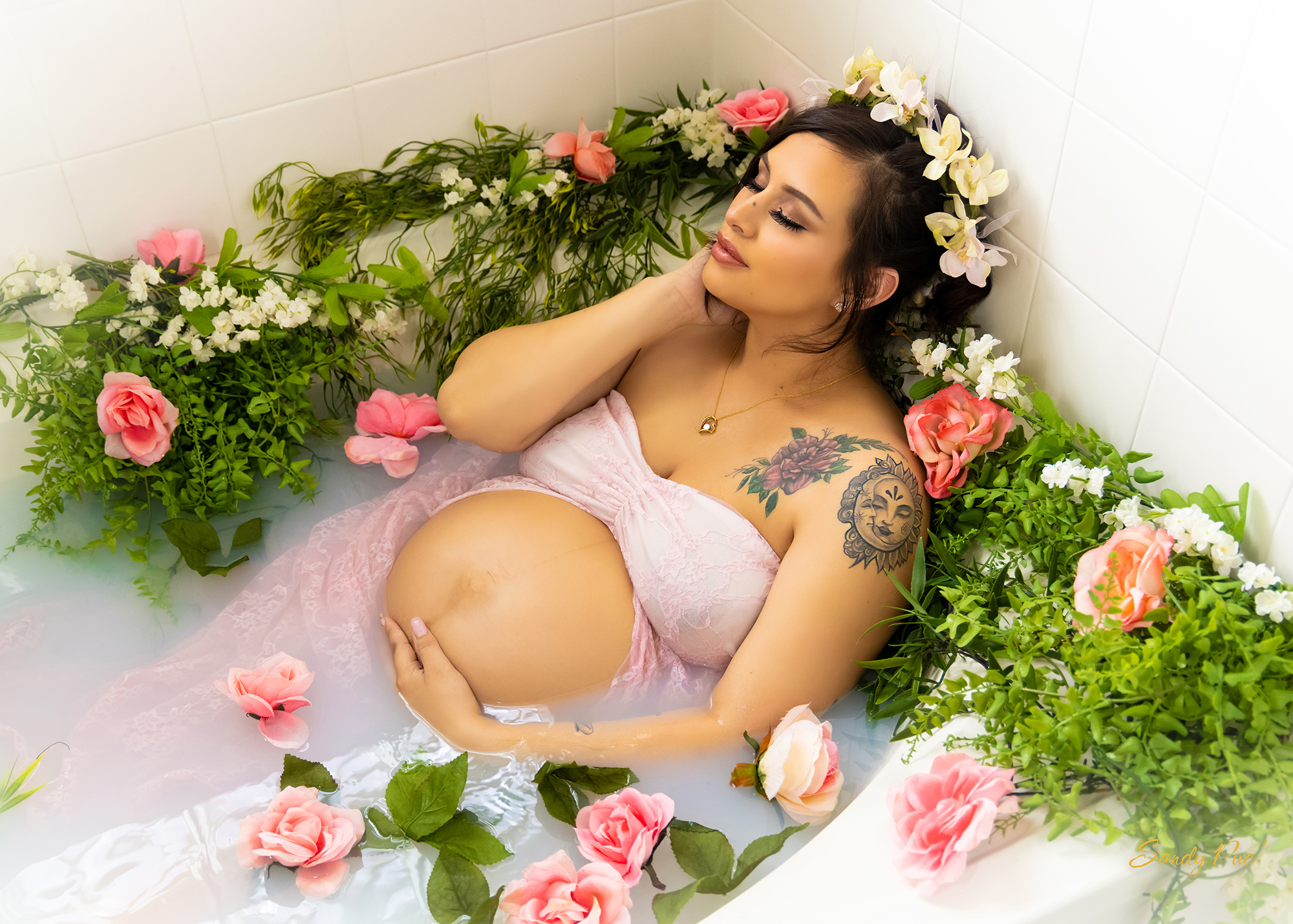 A relaxed and beautiful maternal photoshoot session