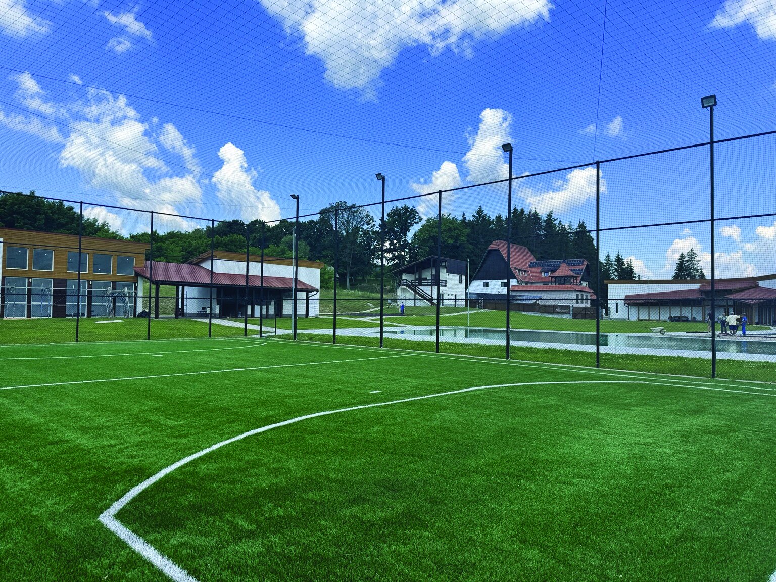 Teren de minifotbal cu gazon sintetic realizat la Corund