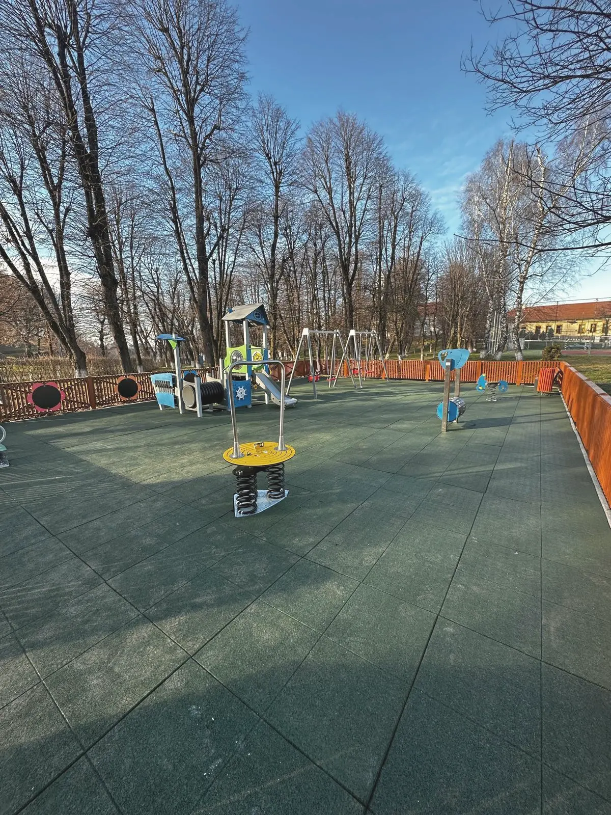 Loc de joacă realizat la Barcani (Nagyborosnyó), cu suprafață de siguranță și echipamente pentru mai multe grupe de vârstă