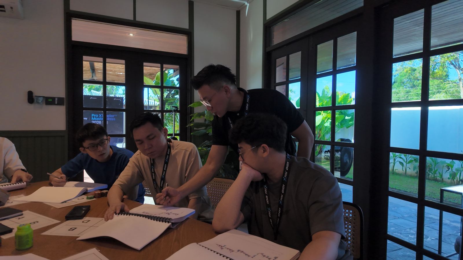 Dixon 在課堂上指導學員