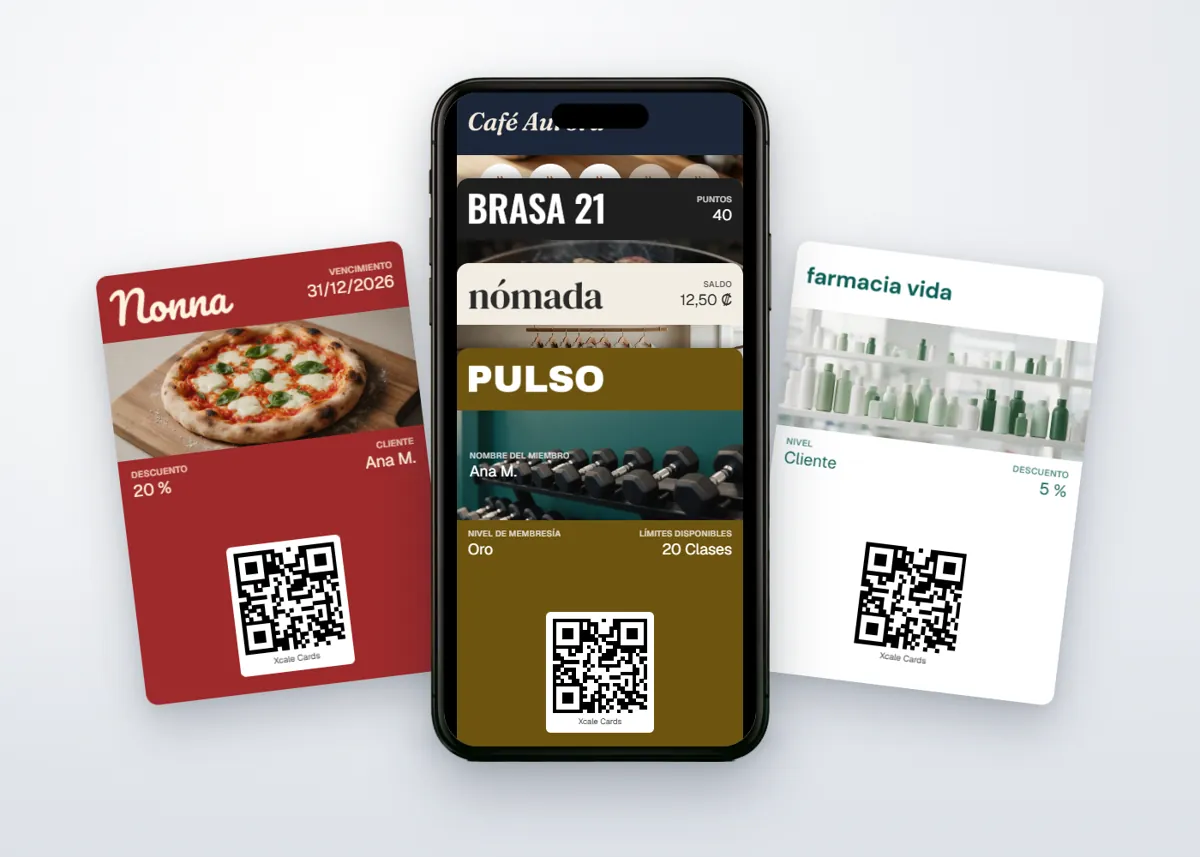 Un iPhone con varias tarjetas de lealtad digitales guardadas en el Wallet, y otras dos tarjetas a los lados: una pizzería y una farmacia.