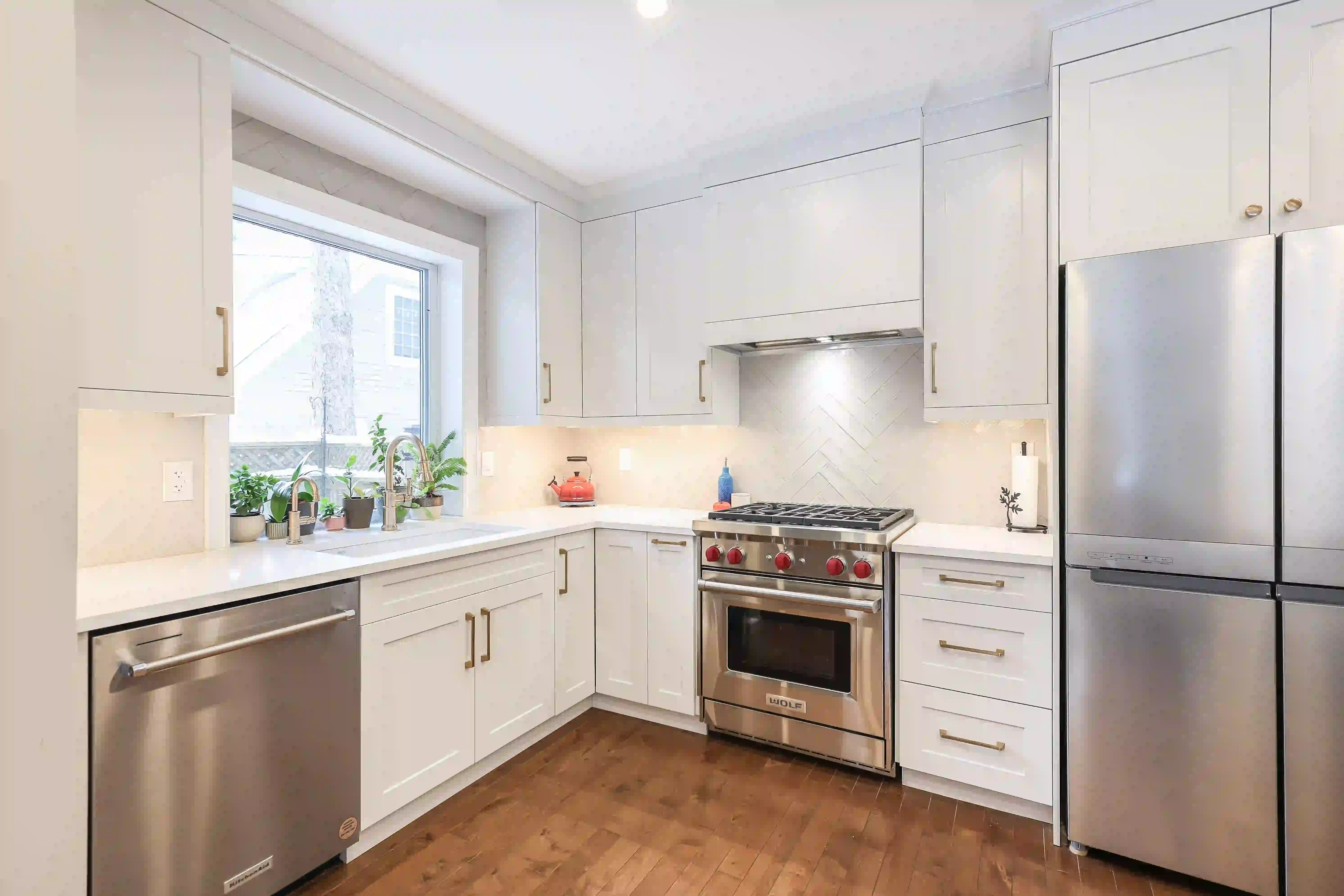 Kitchen range and refrigerator wall
