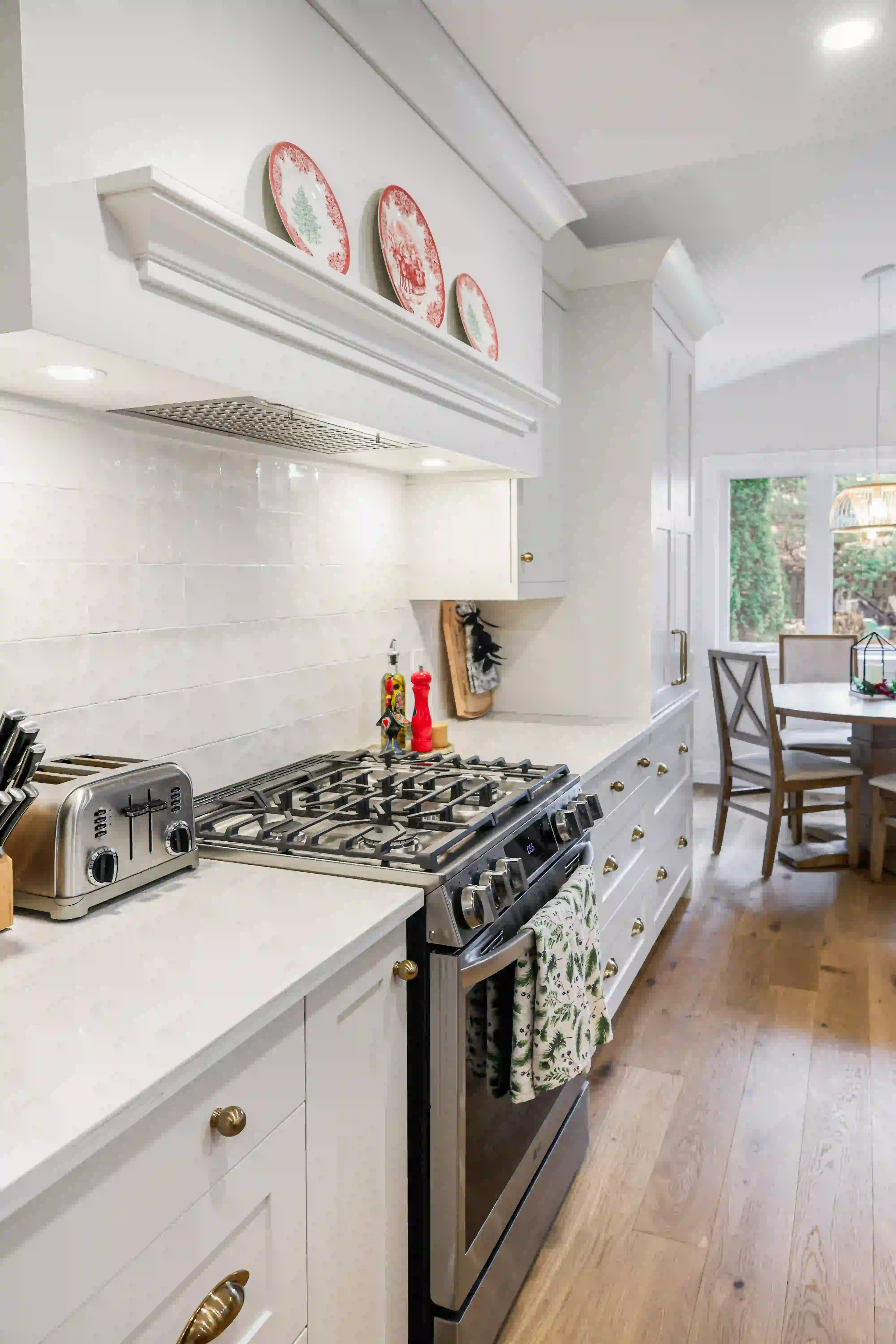 Kitchen range and open shelf