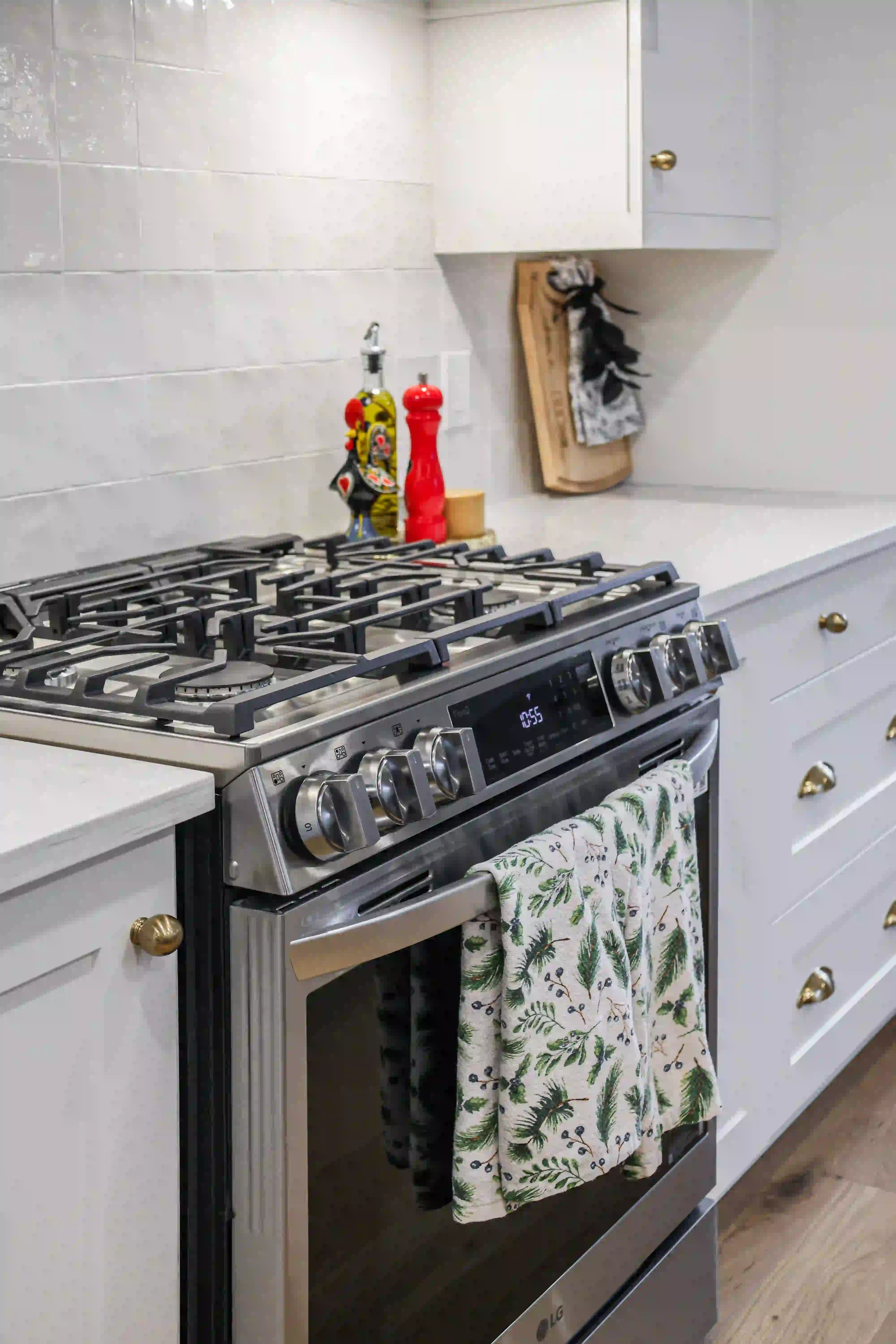 Kitchen range and tile backsplash
