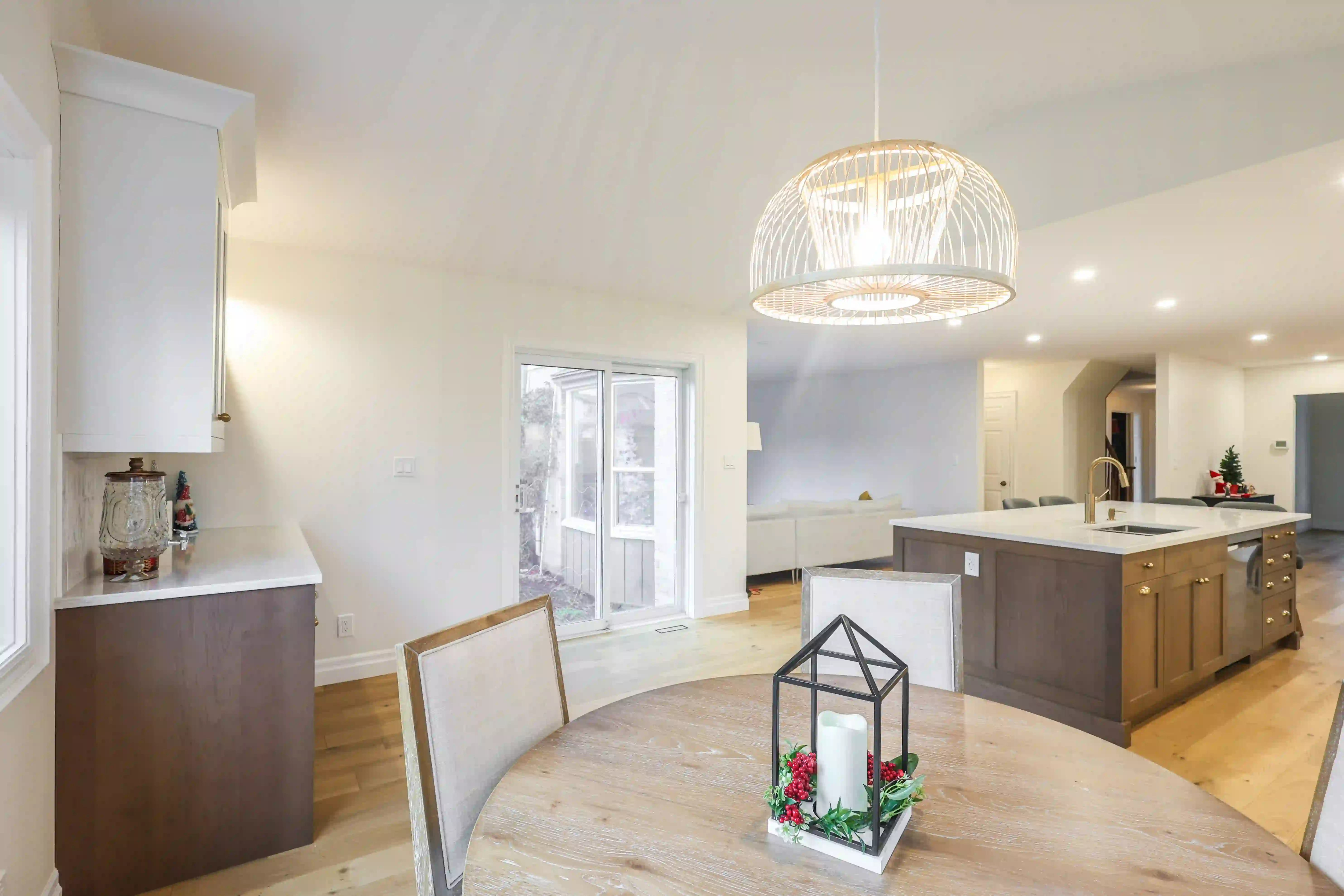 Dining area and kitchen peninsula