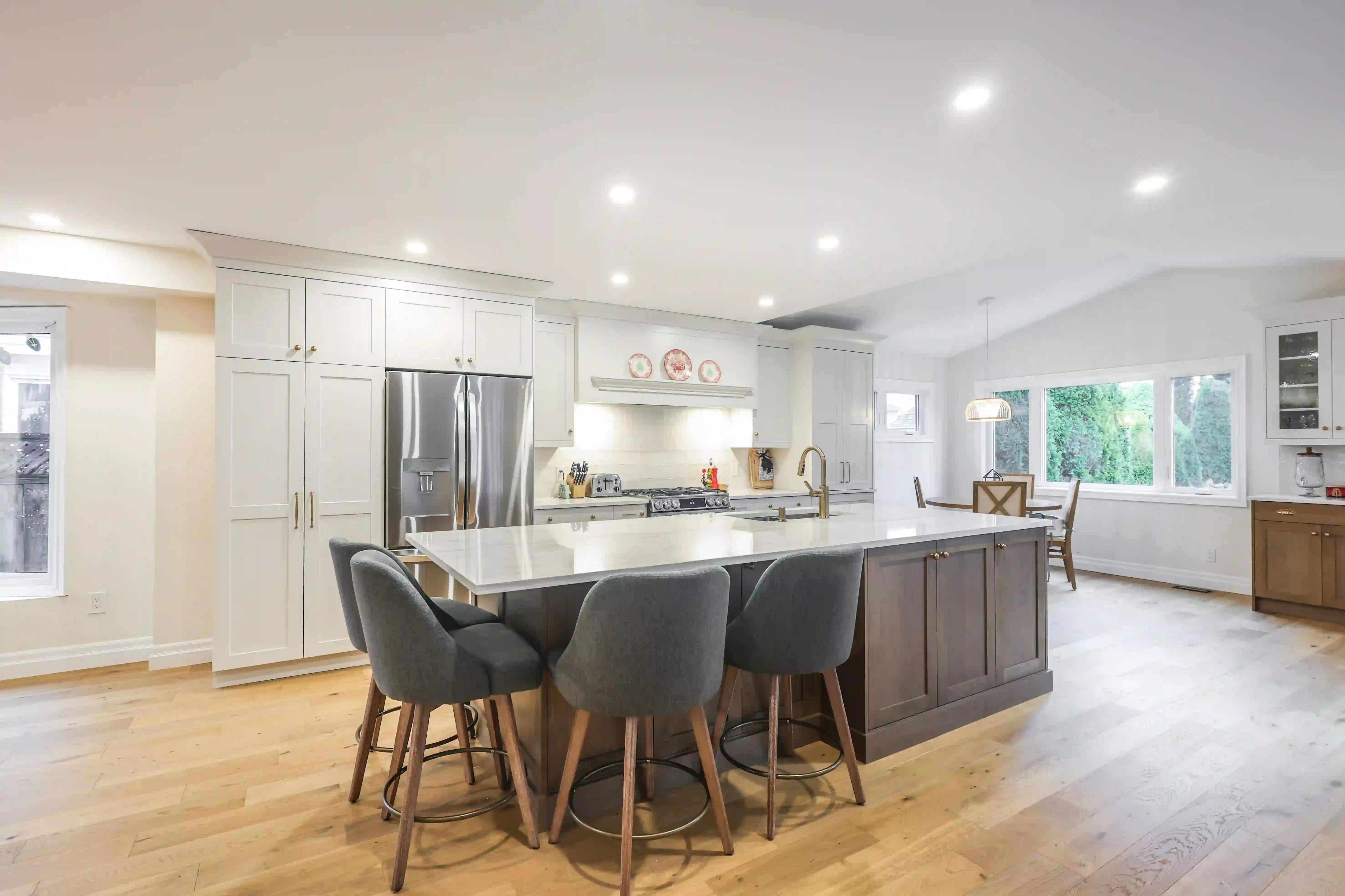 Kitchen sink and breakfast area