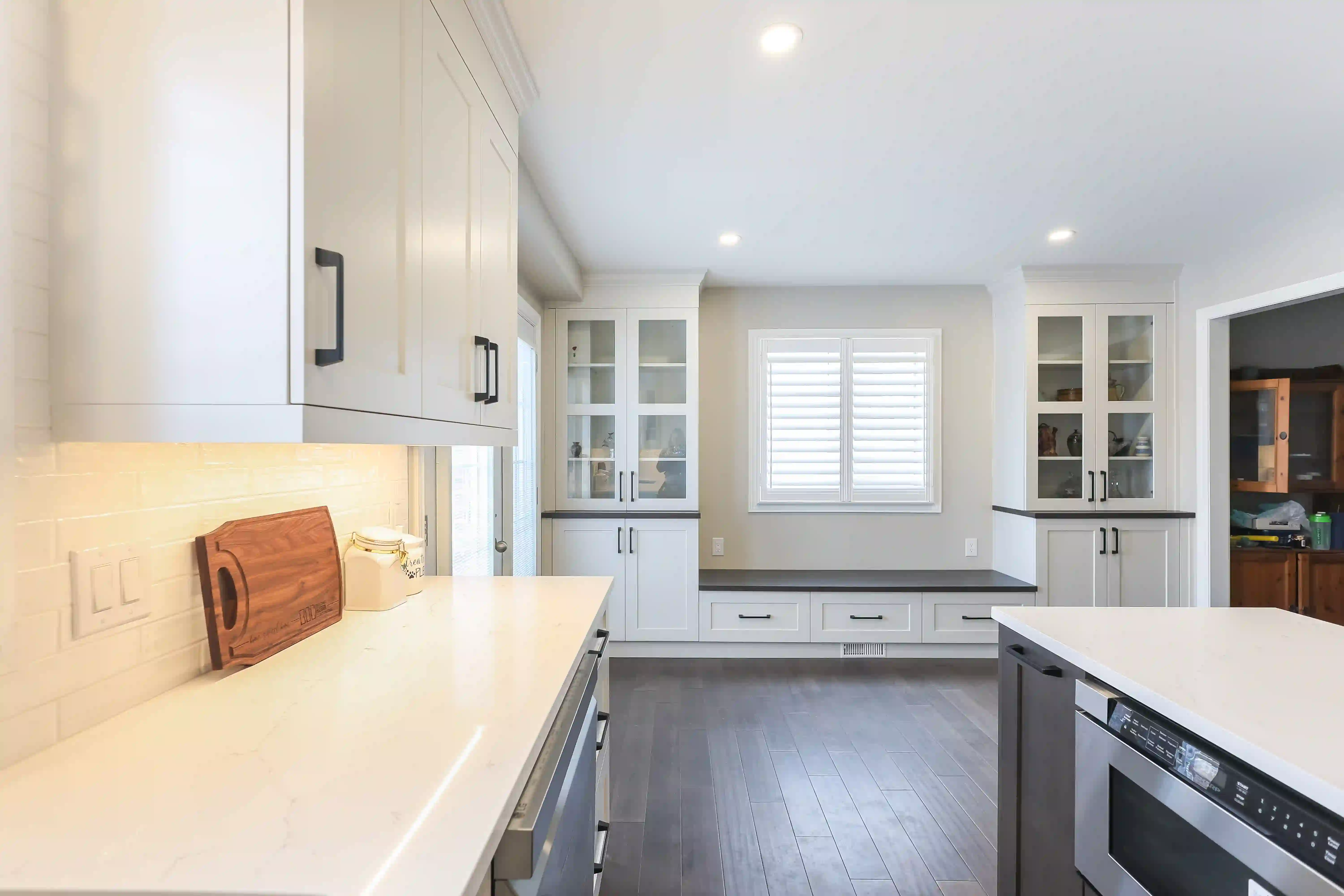 Built-in bench and hutch wall