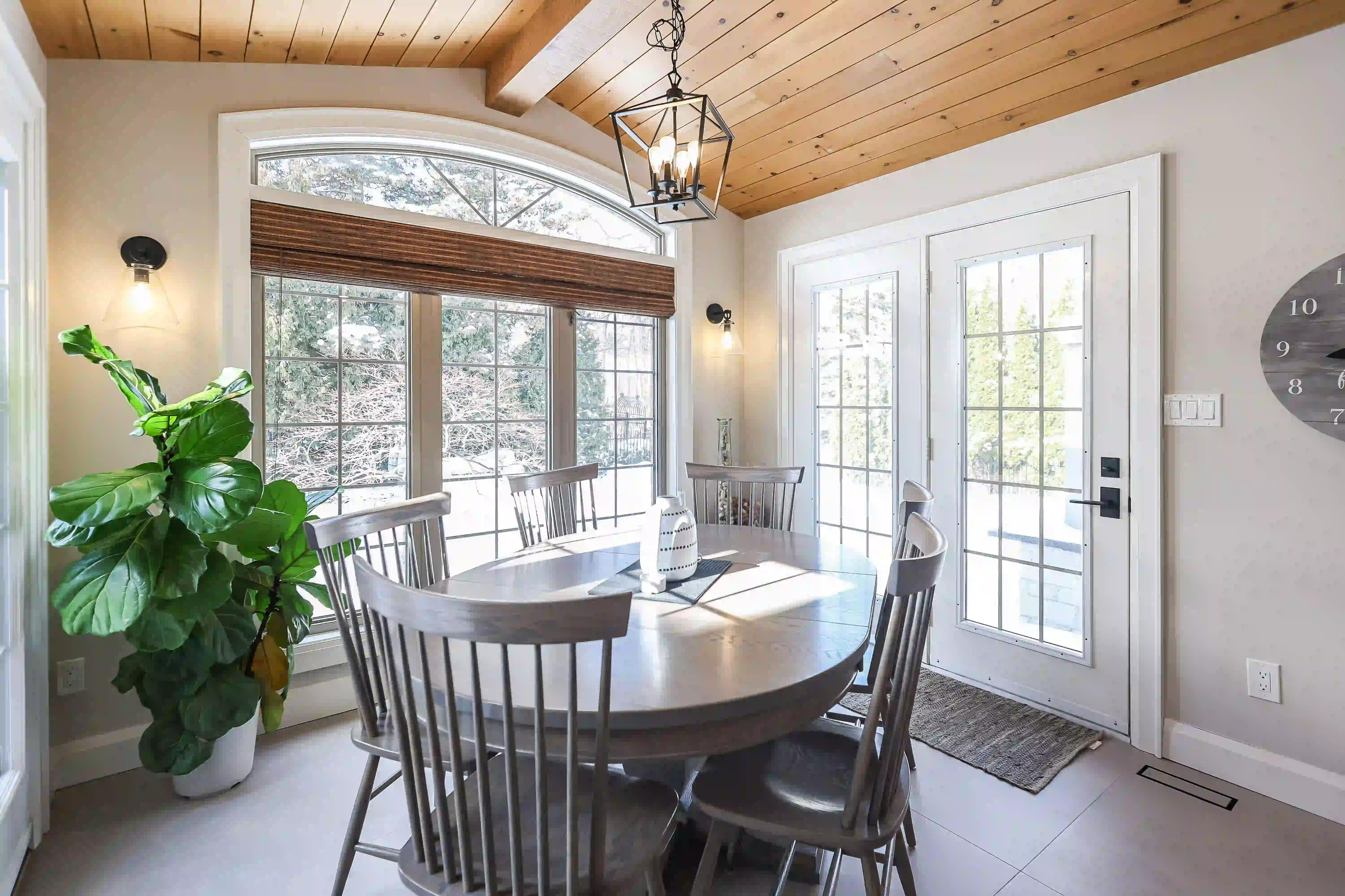 Dining nook with arched window