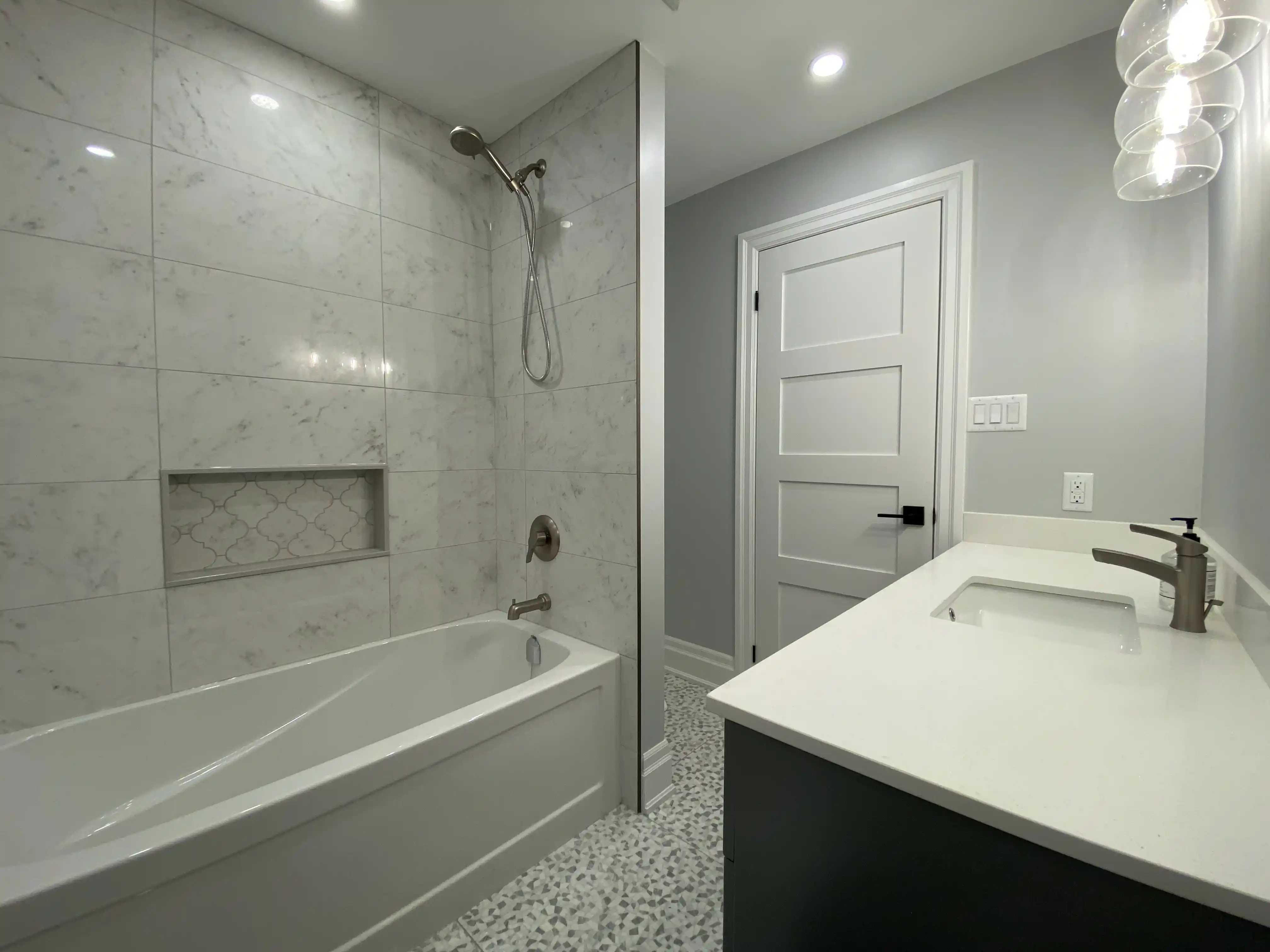 Bathtub, shower niche and vanity