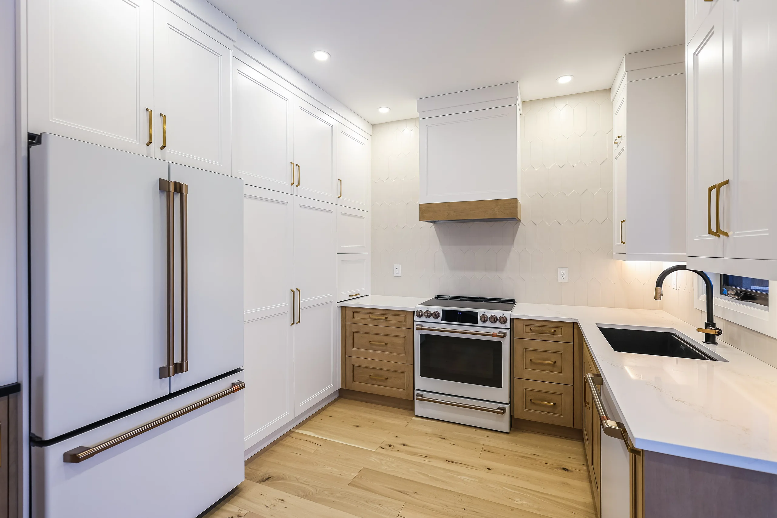 Kitchen with integrated refrigerator