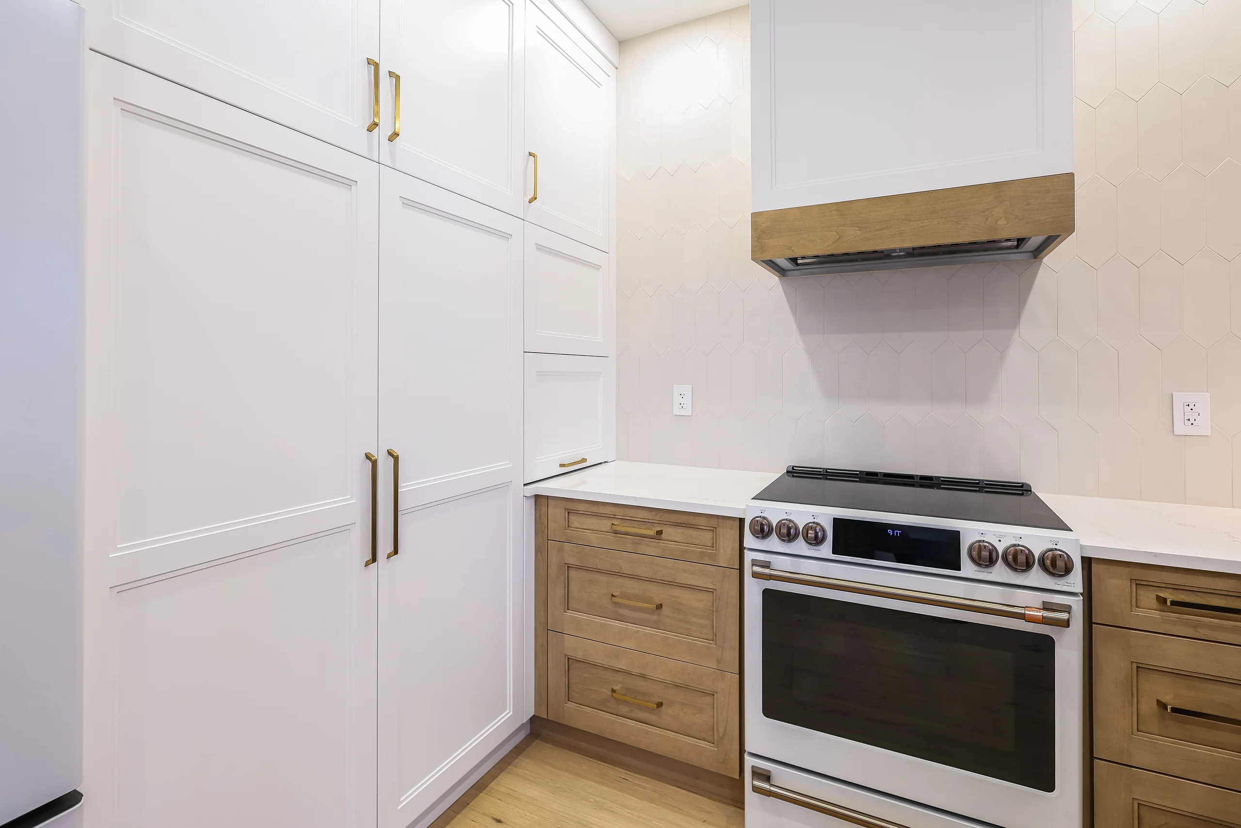 Kitchen range and tall cabinetry