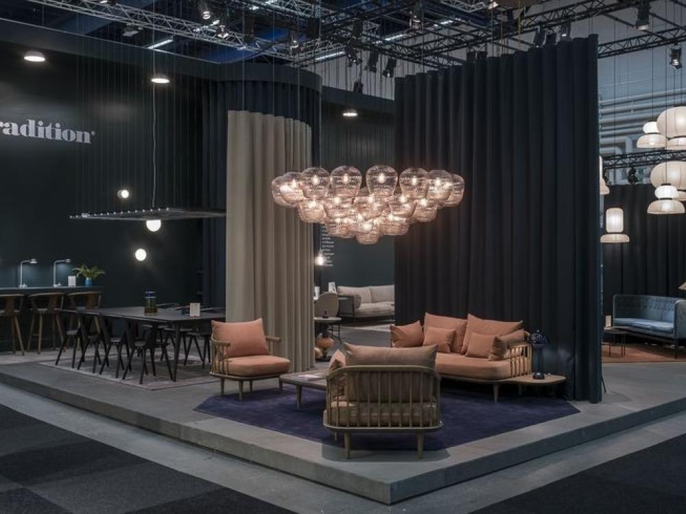 Stand per azienda di arredamento con illuminazione scenografica